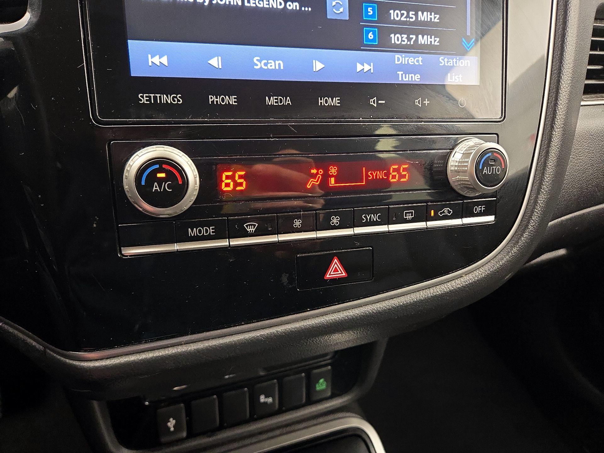 Thumbnail: 2020 Mitsubishi Outlander - 16