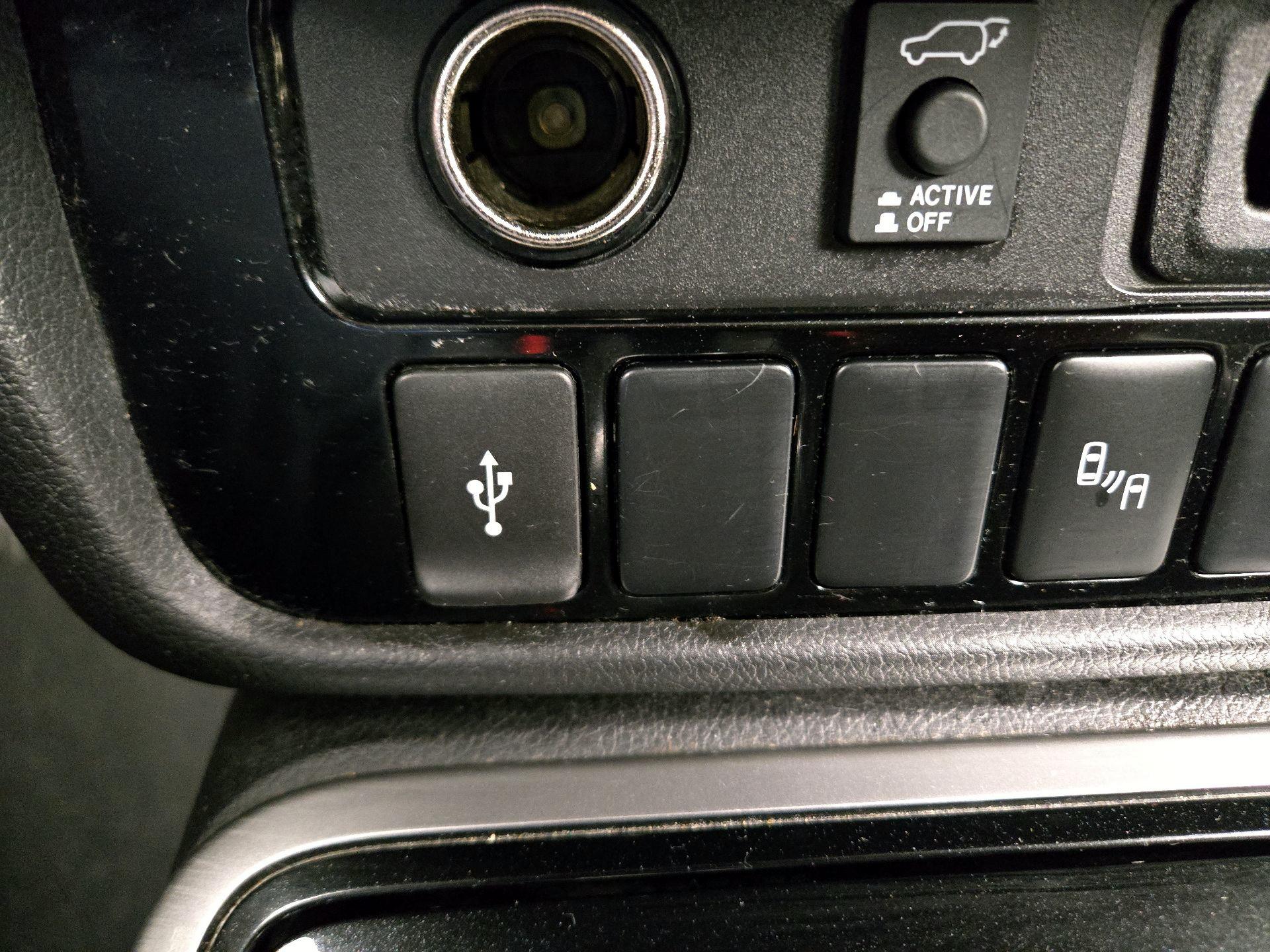 Thumbnail: 2020 Mitsubishi Outlander - 18