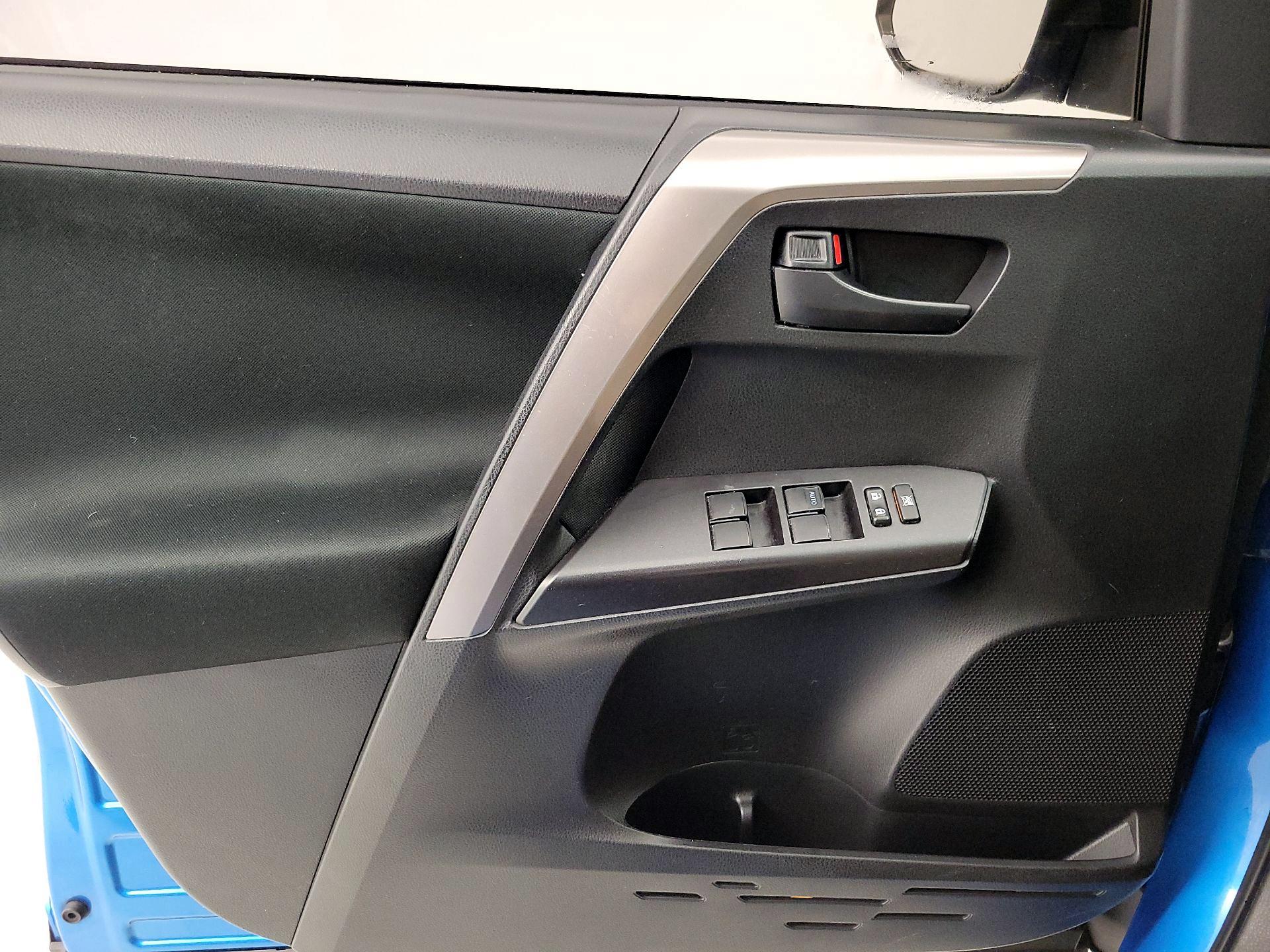 Thumbnail: 2018 Toyota RAV4 - 12