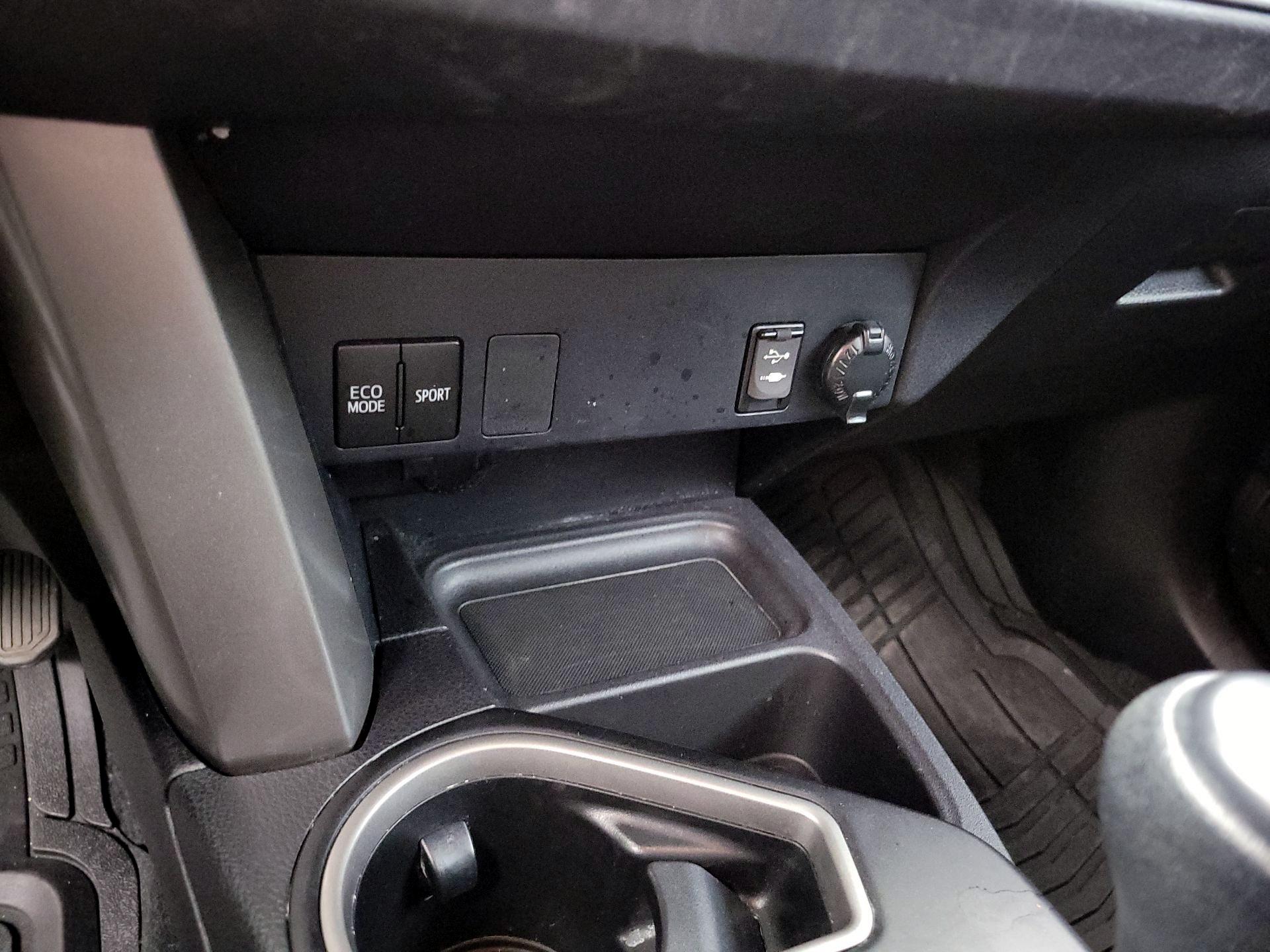 Thumbnail: 2017 Toyota RAV4 - 18