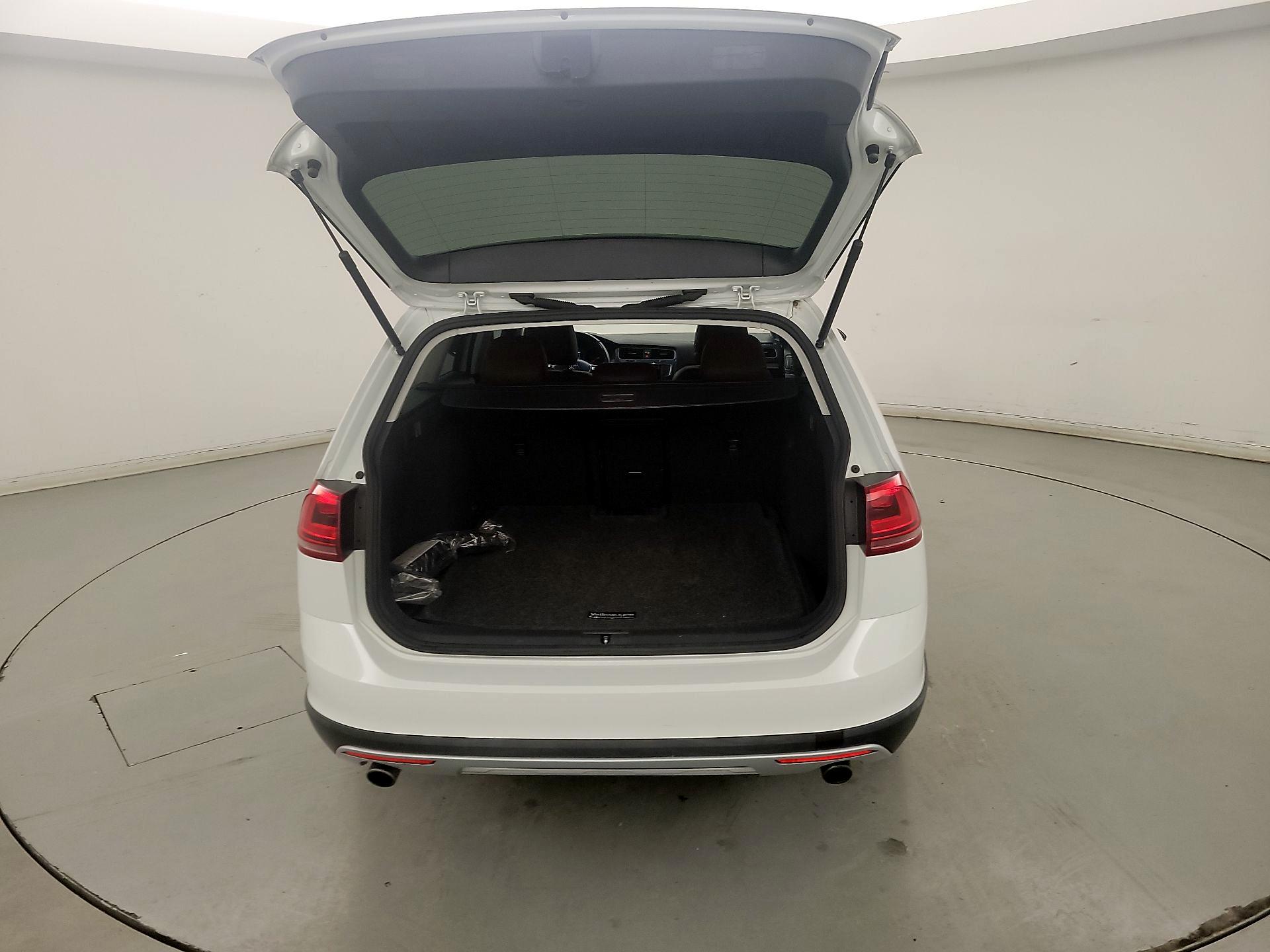 Thumbnail: 2017 Volkswagen Golf - 20