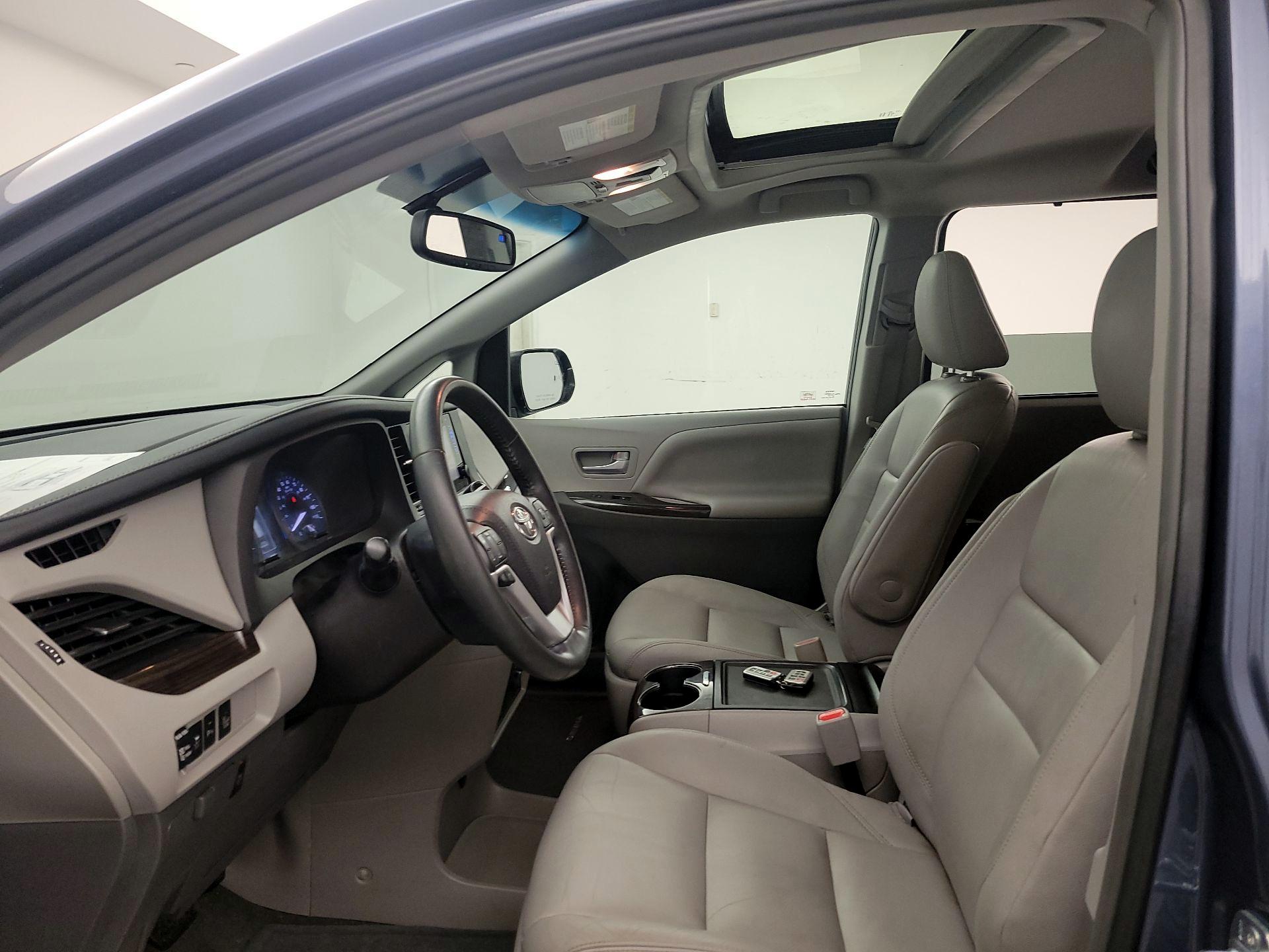 Thumbnail: 2016 Toyota Sienna - 11