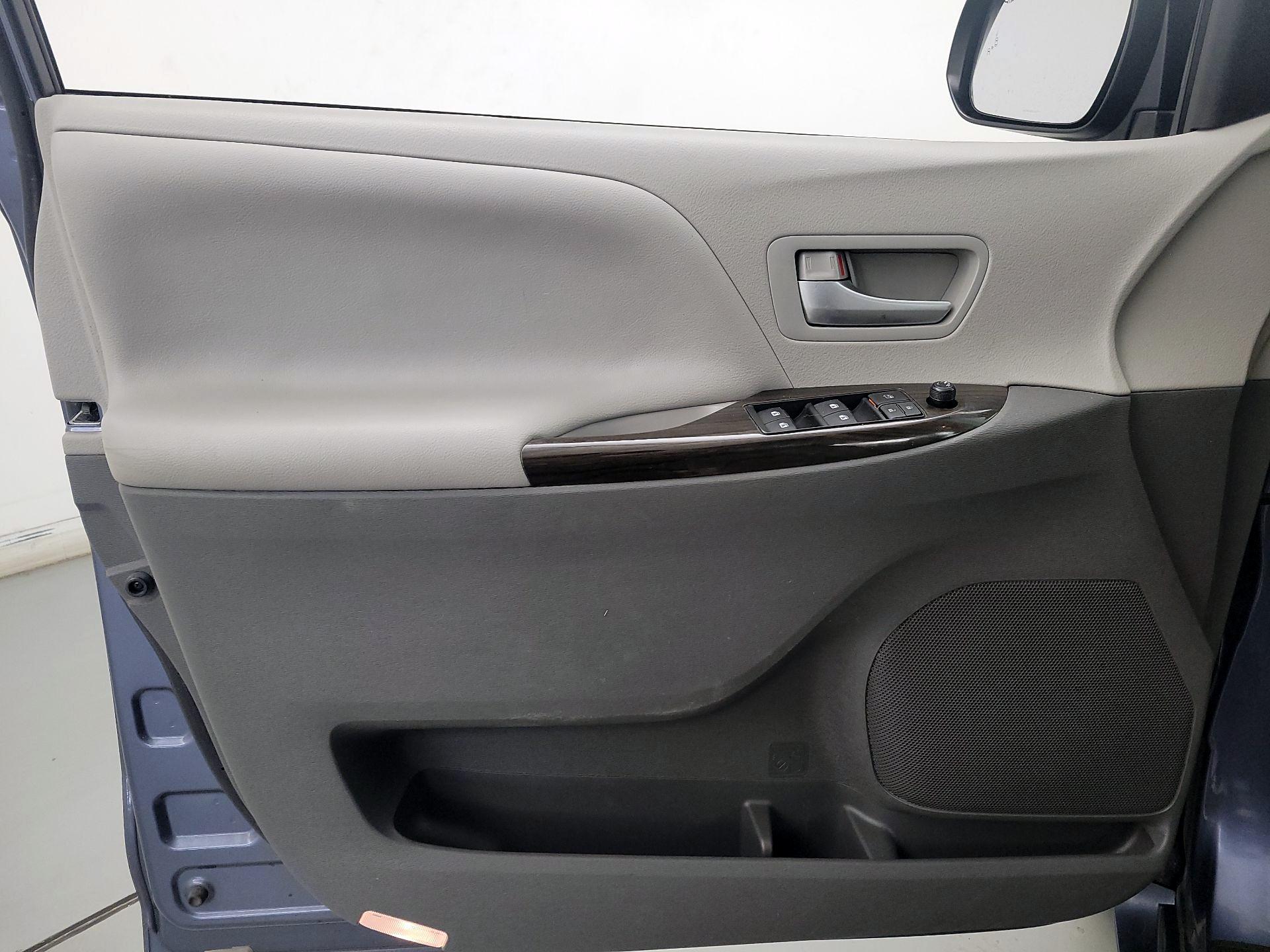 Thumbnail: 2016 Toyota Sienna - 12