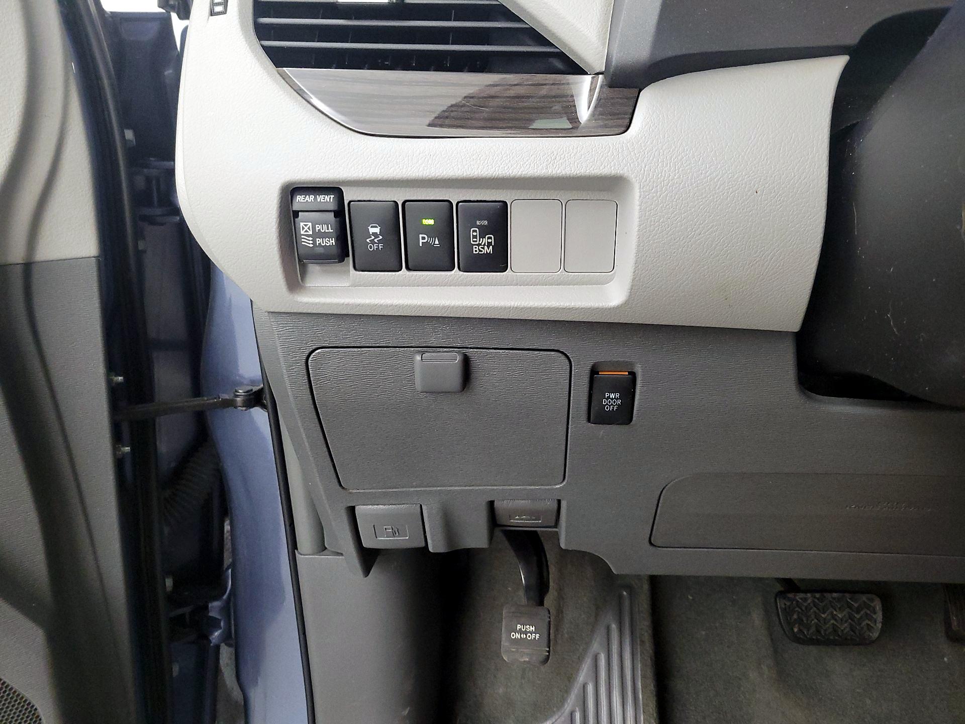 Thumbnail: 2016 Toyota Sienna - 13