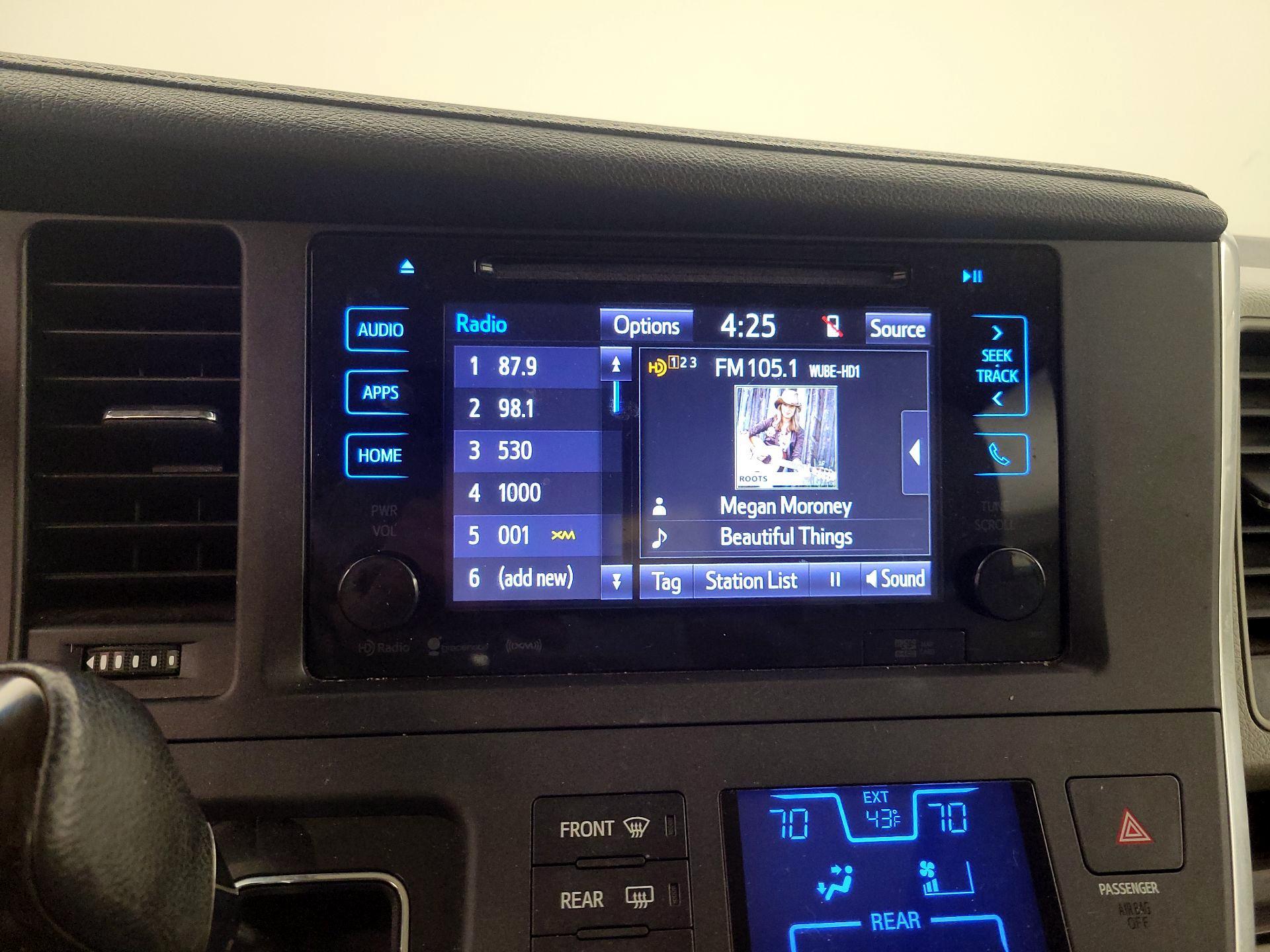 Thumbnail: 2016 Toyota Sienna - 16