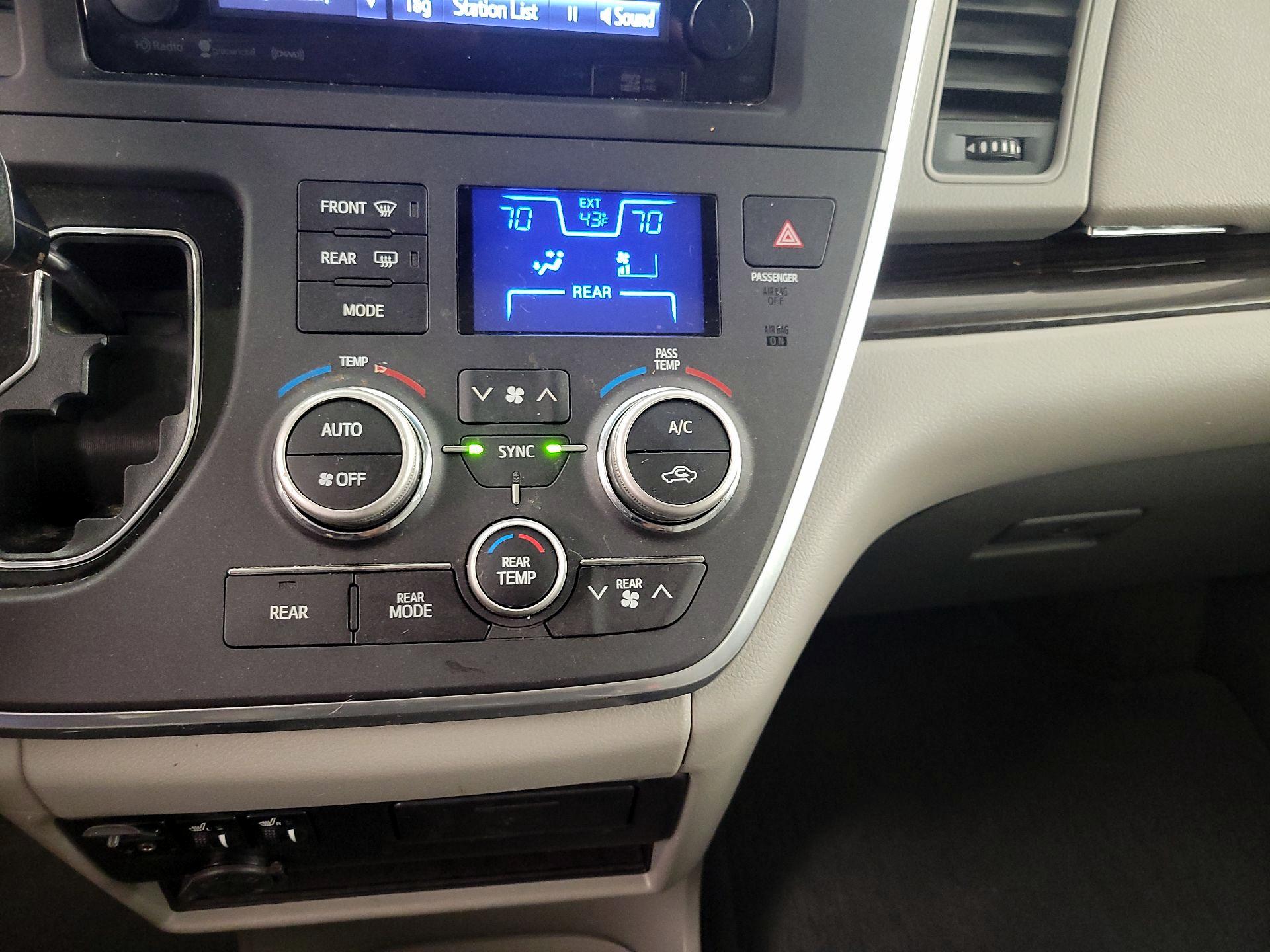 Thumbnail: 2016 Toyota Sienna - 17