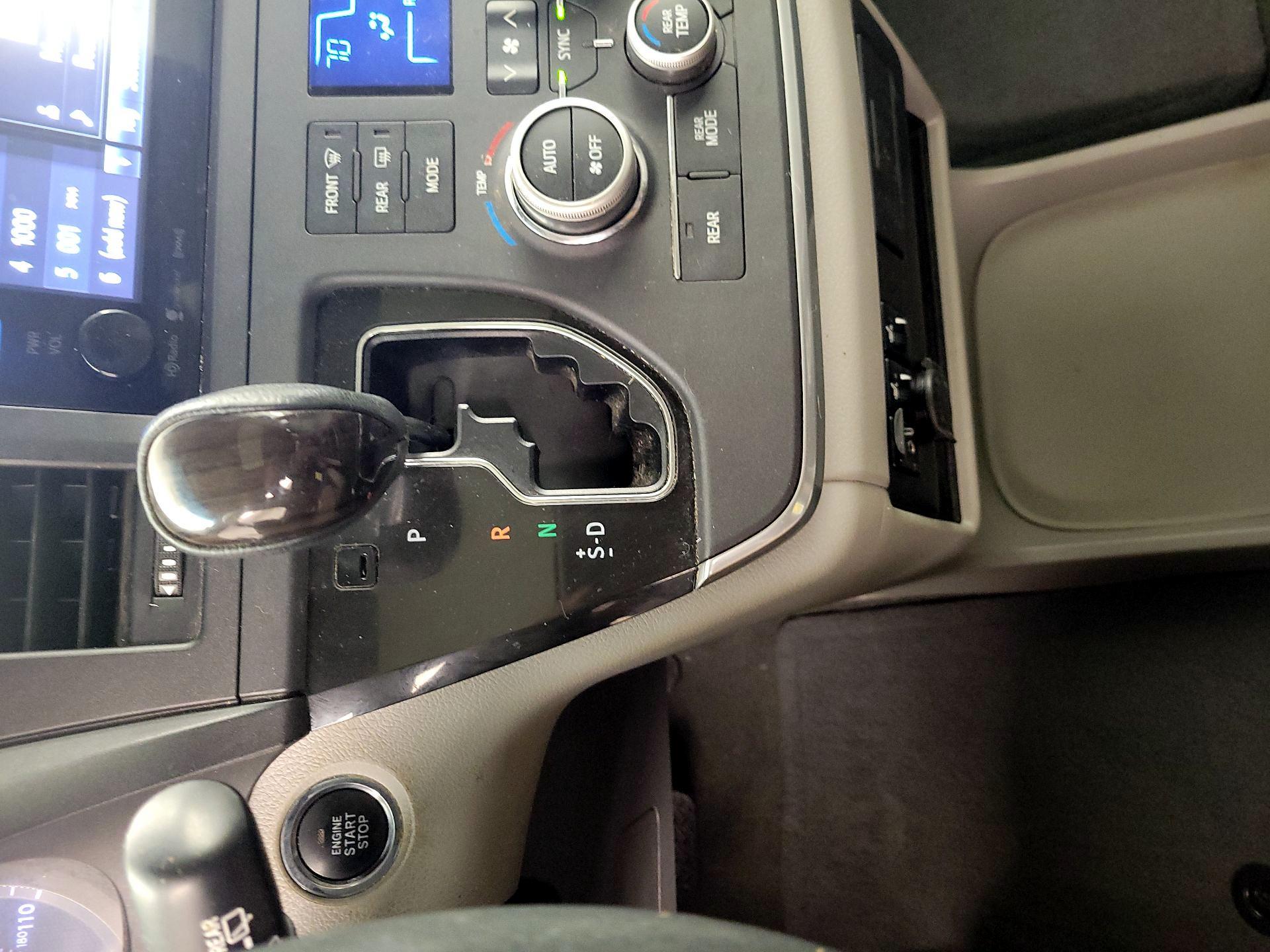 Thumbnail: 2016 Toyota Sienna - 18