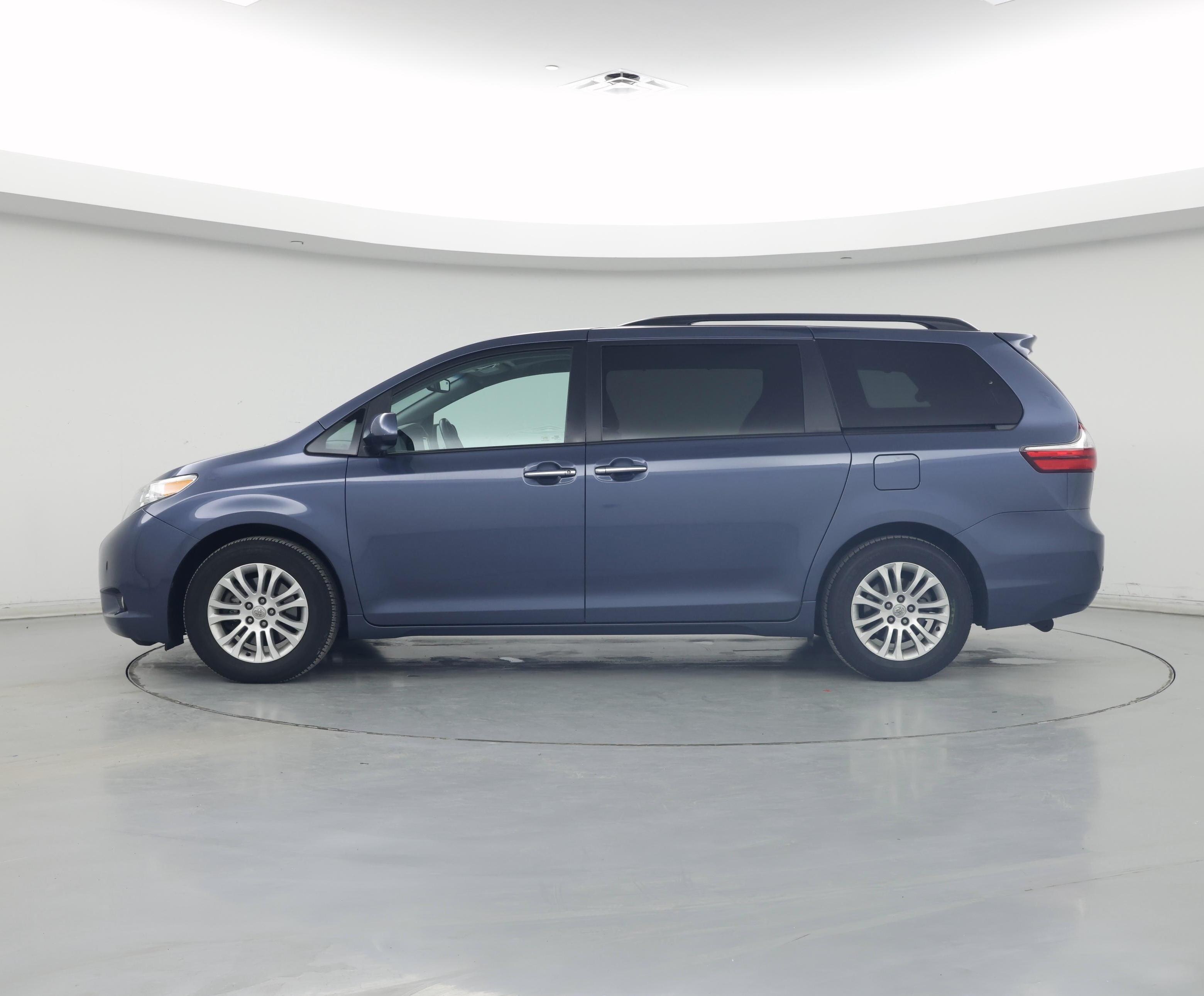 Thumbnail: 2016 Toyota Sienna - 3
