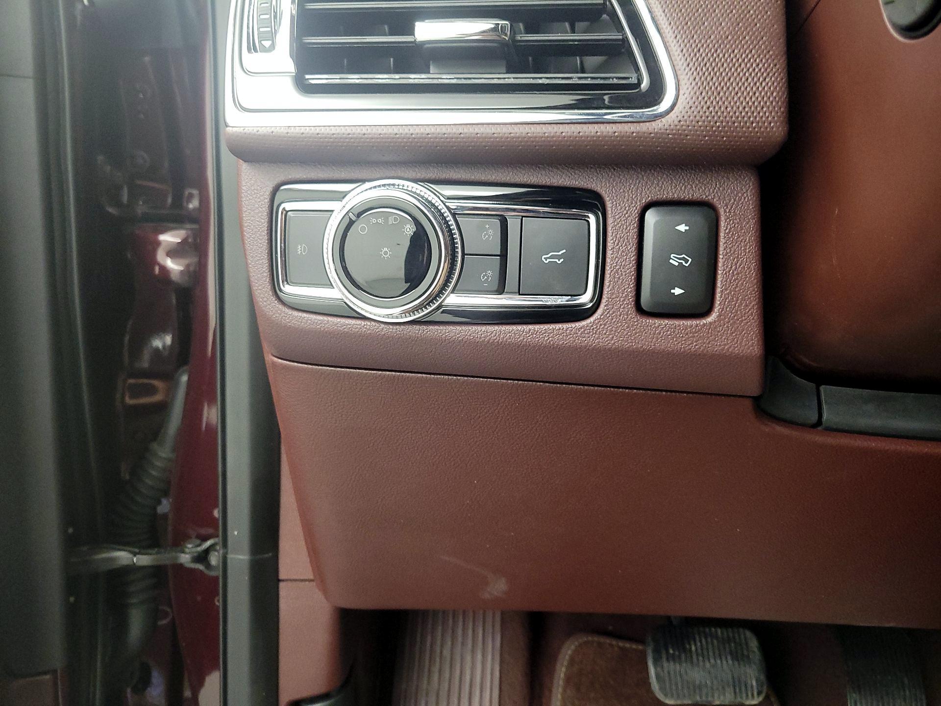 Thumbnail: 2019 Lincoln Navigator L - 13