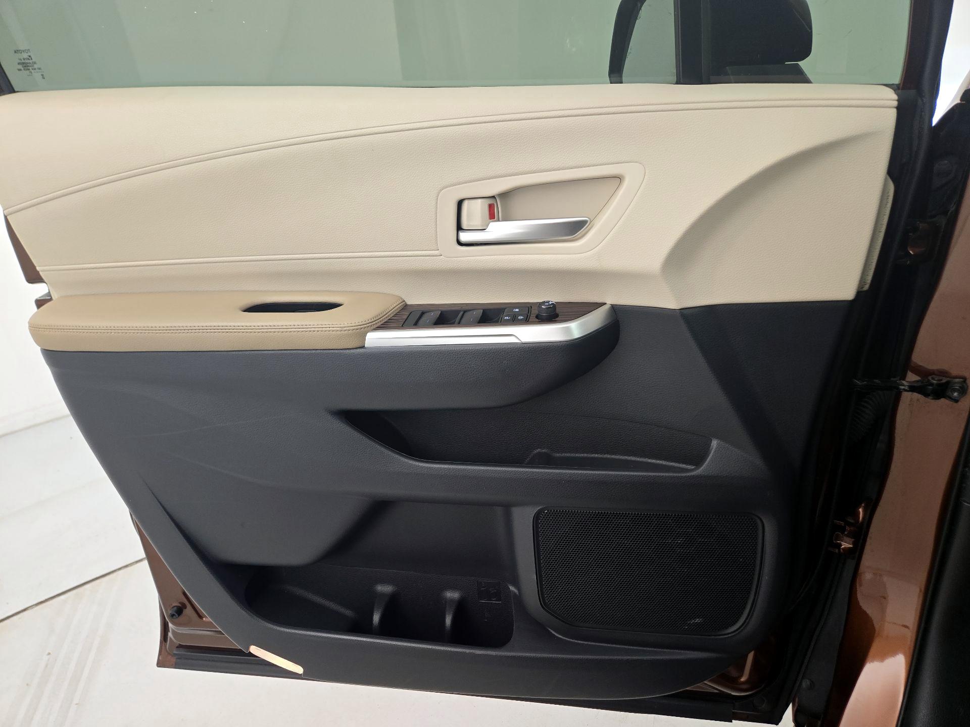 Thumbnail: 2021 Toyota Sienna - 12