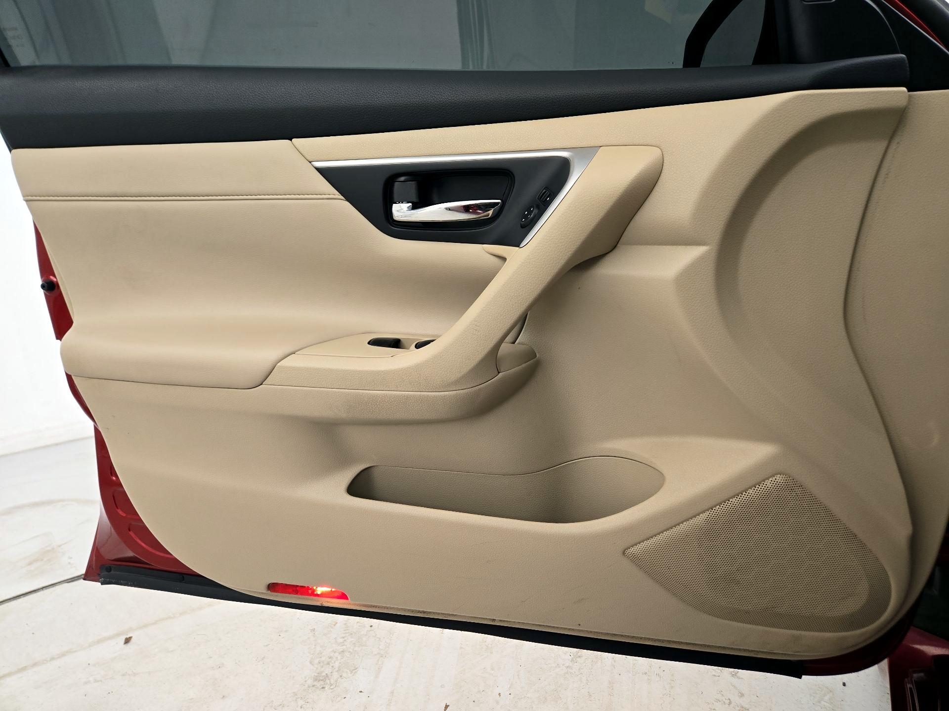 Thumbnail: 2017 Nissan Altima - 12