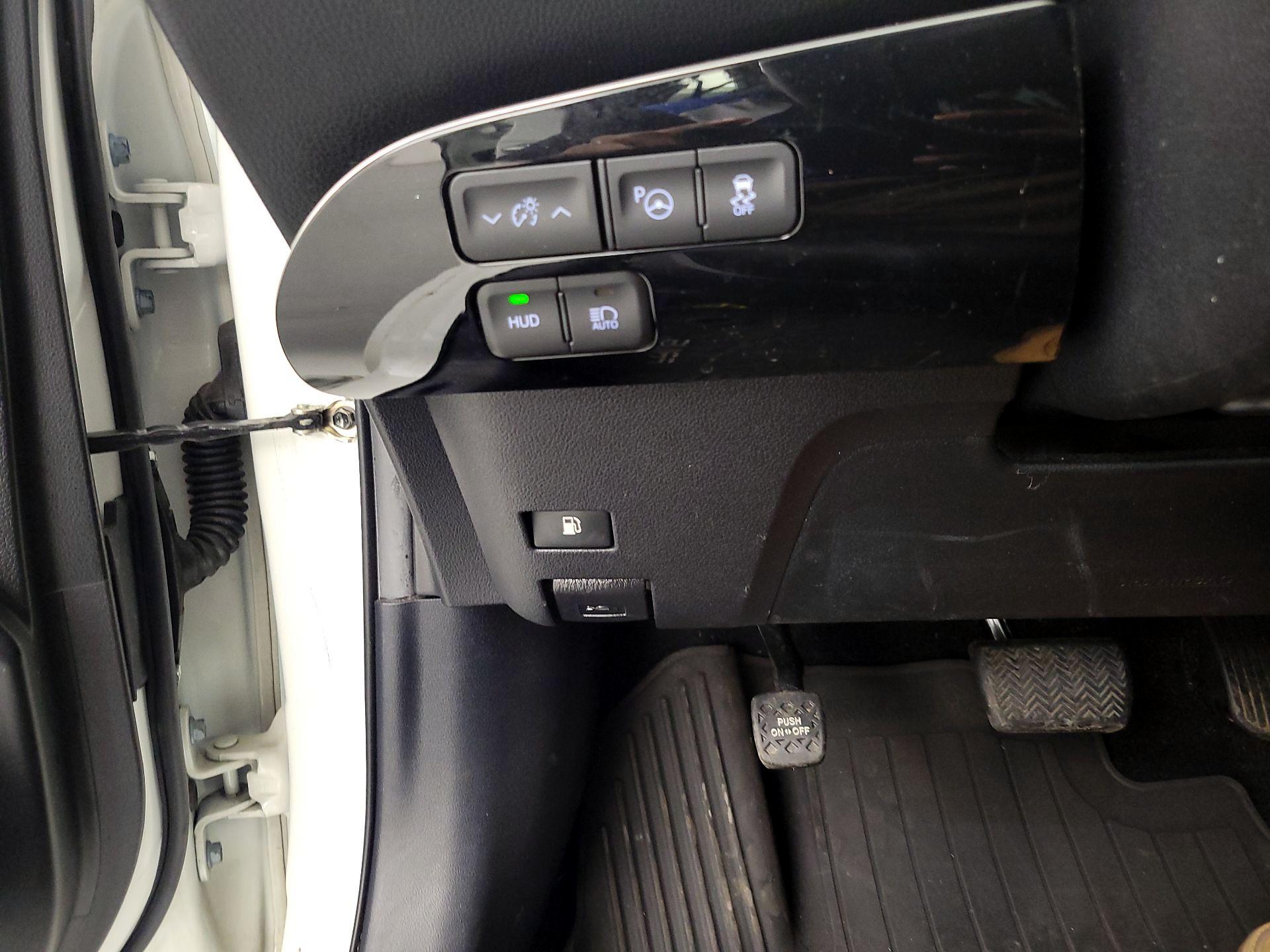 Thumbnail: 2017 Toyota Prius - 13