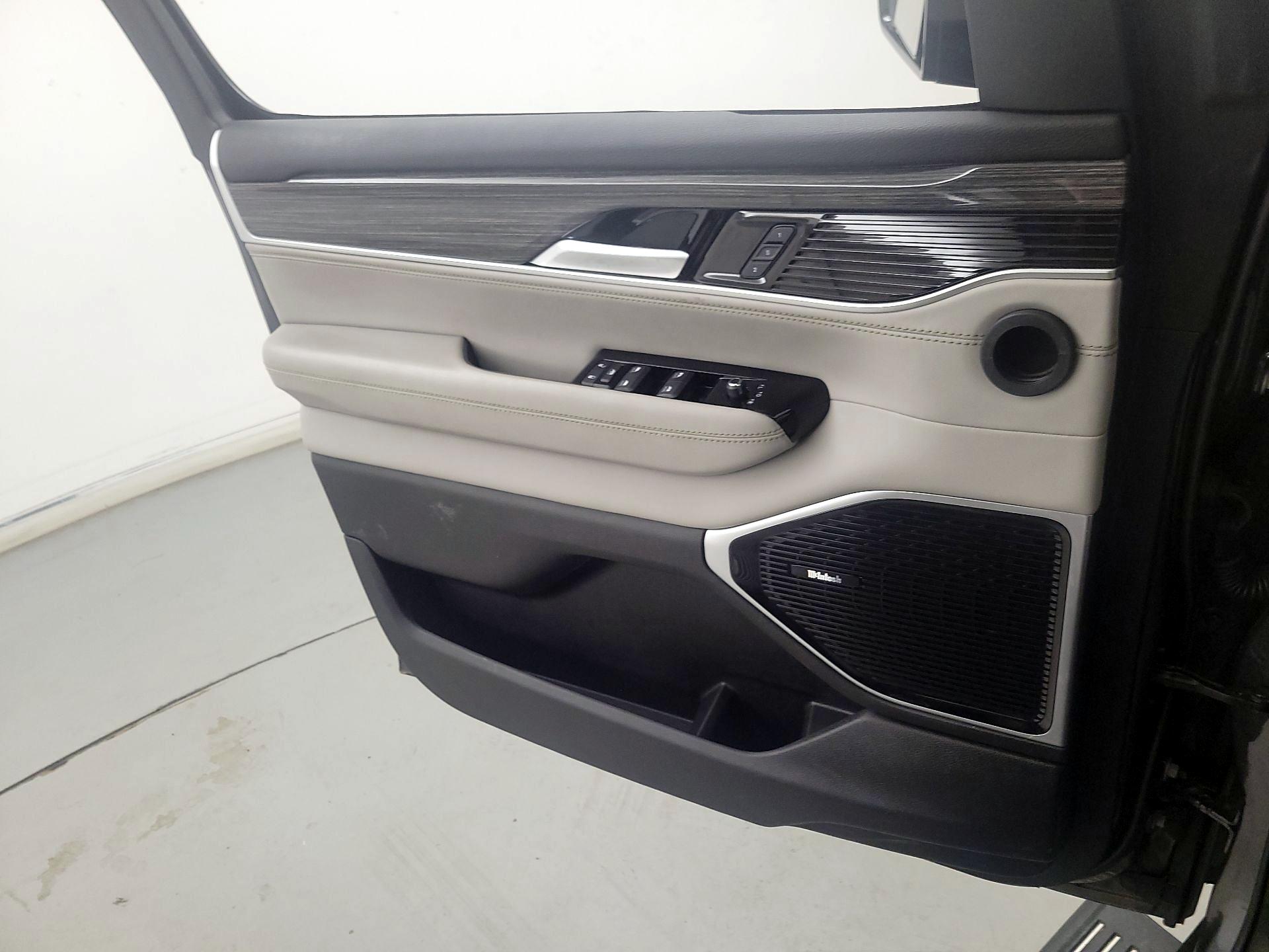 Thumbnail: 2022 Jeep Wagoneer - 12