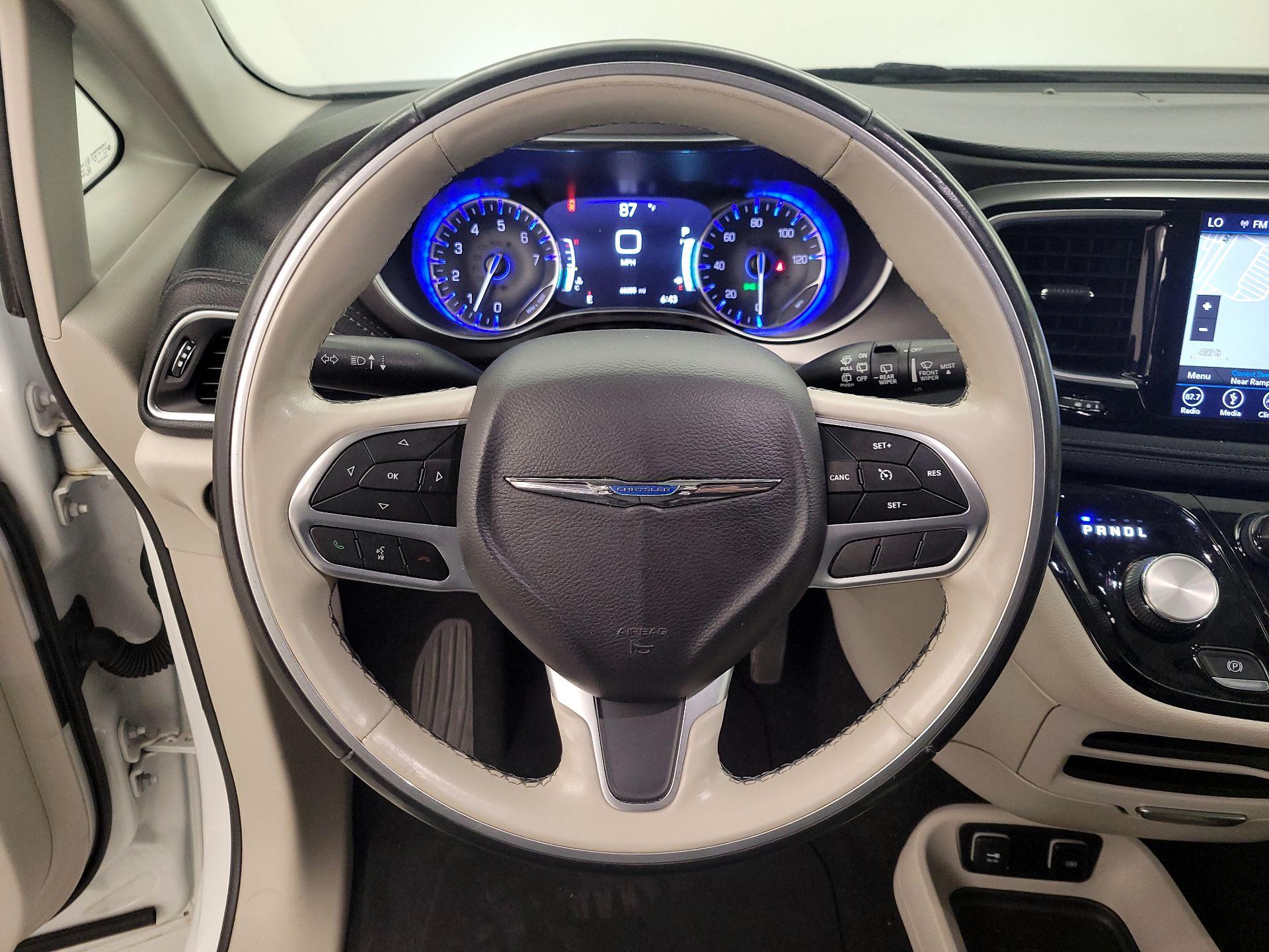 Thumbnail: 2019 Chrysler Pacifica - 10