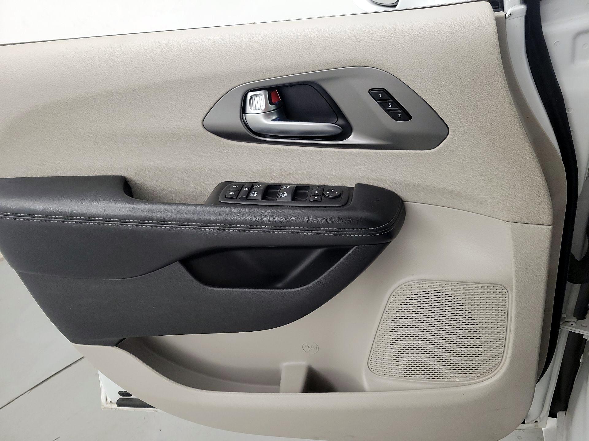 Thumbnail: 2019 Chrysler Pacifica - 12