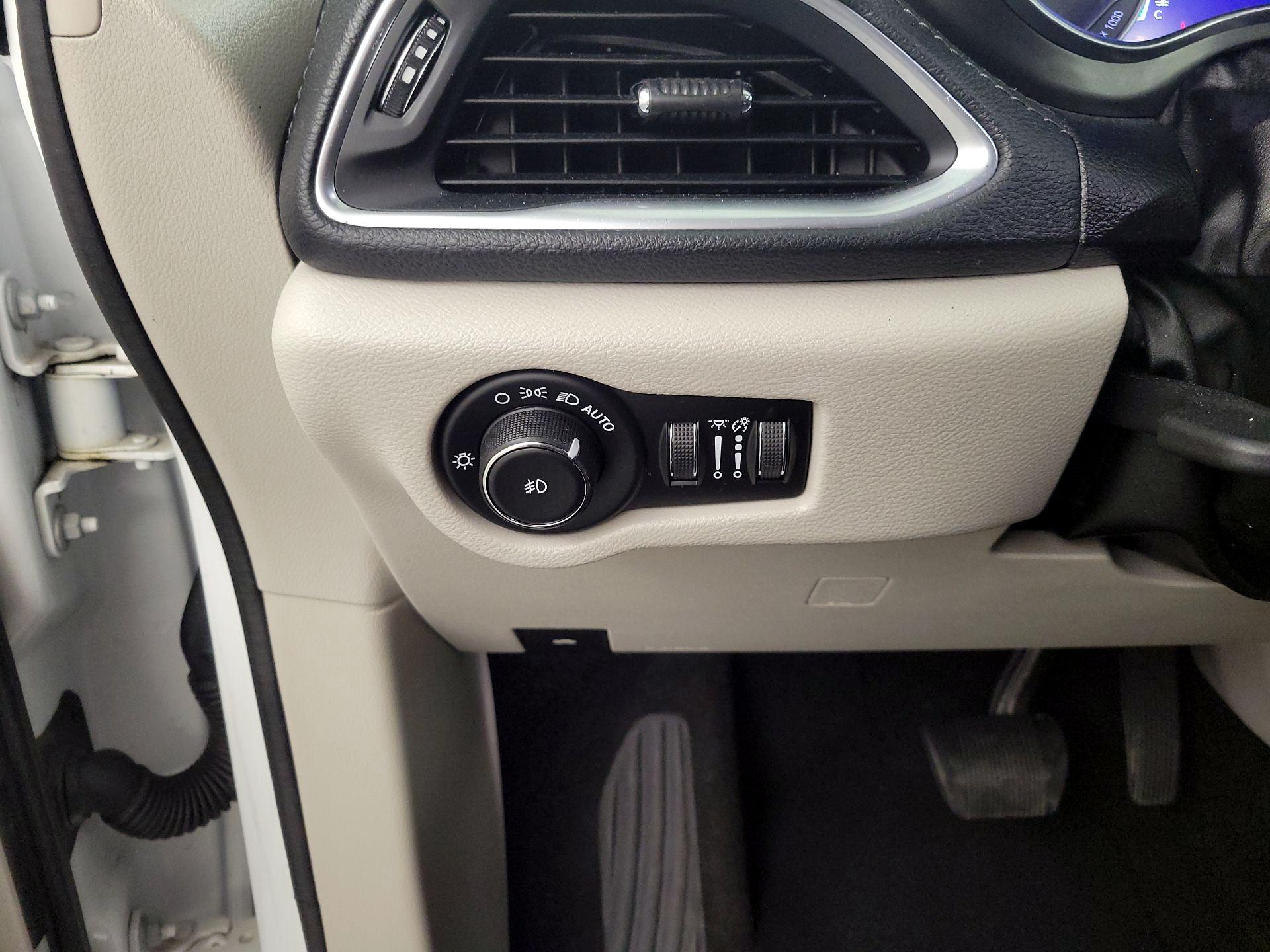 Thumbnail: 2019 Chrysler Pacifica - 13