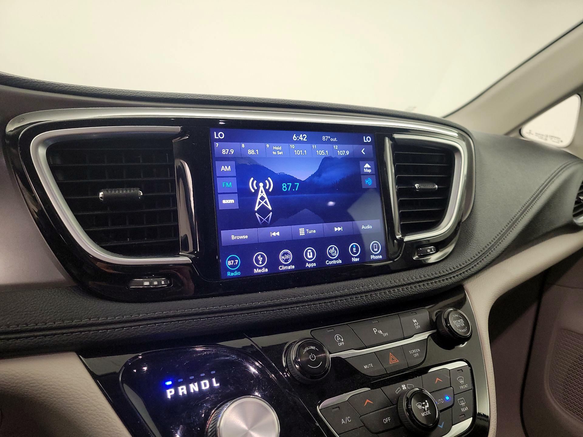 Thumbnail: 2019 Chrysler Pacifica - 16