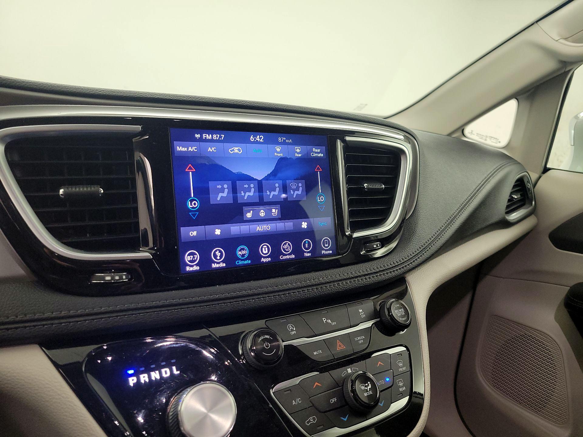 Thumbnail: 2019 Chrysler Pacifica - 17