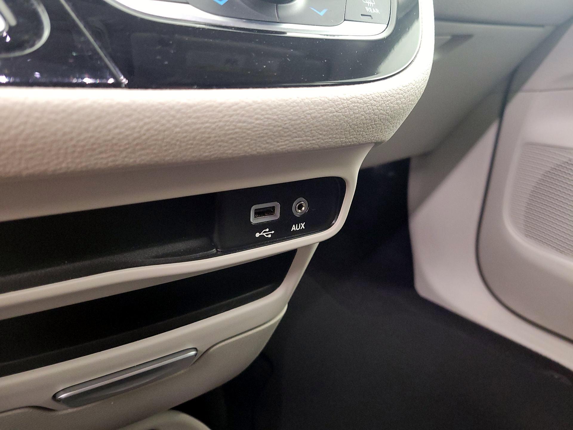 Thumbnail: 2019 Chrysler Pacifica - 19