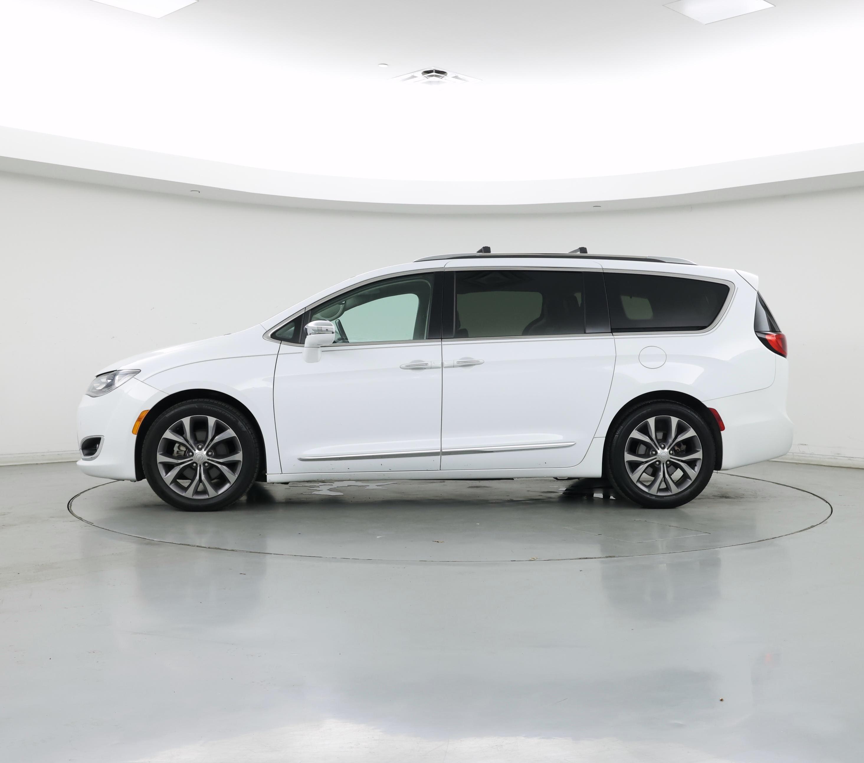 Thumbnail: 2019 Chrysler Pacifica - 3