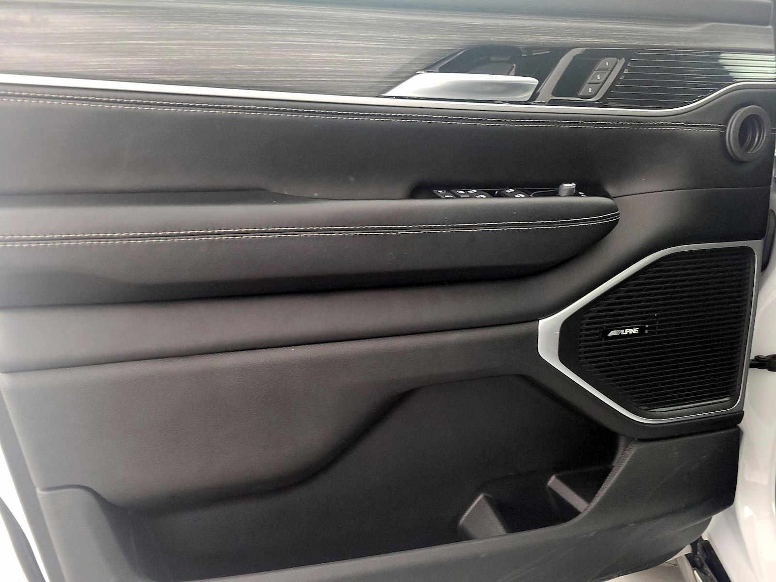 2023 Jeep Wagoneer Series III - Photo 13