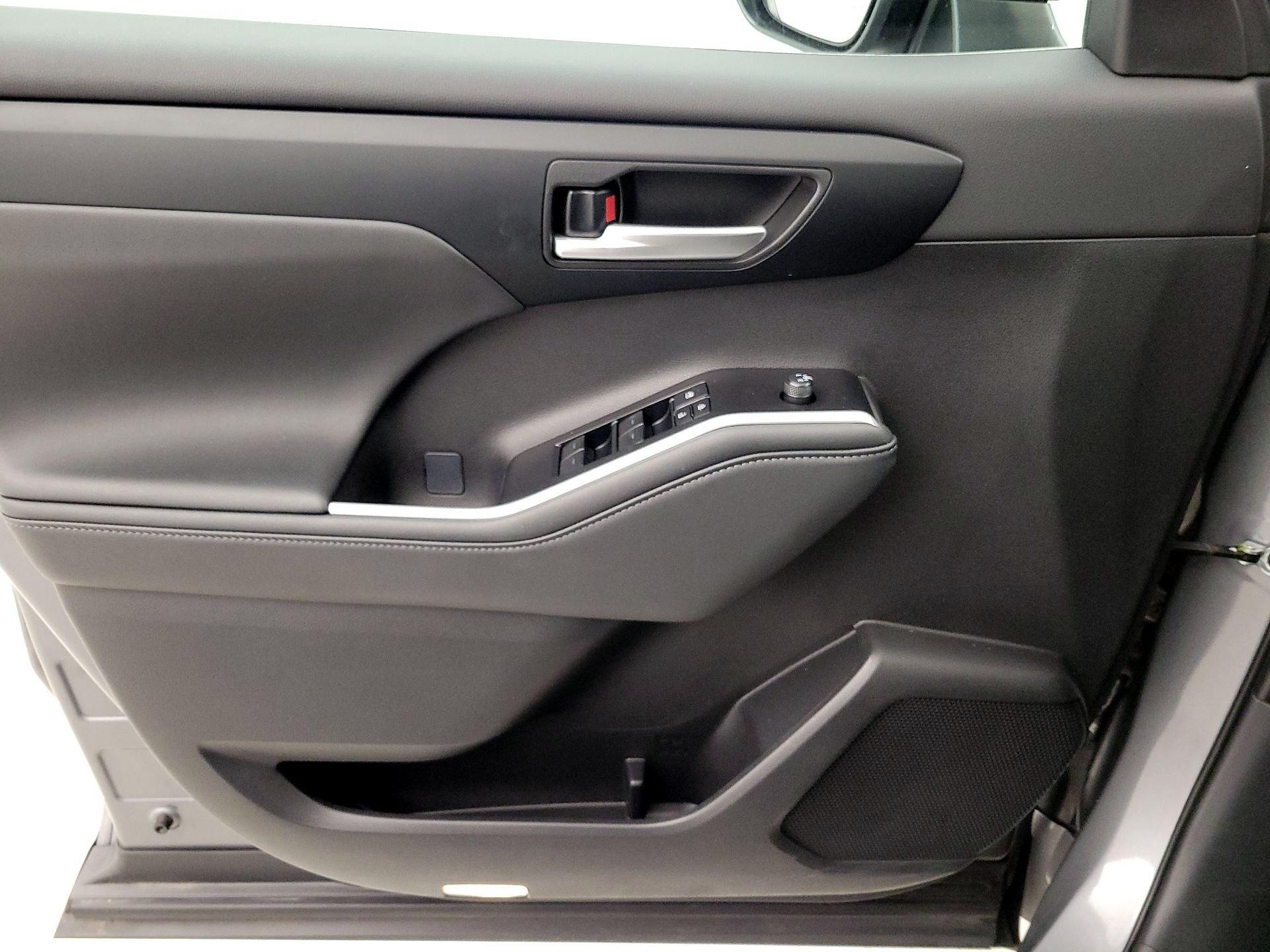 Thumbnail: 2025 Toyota Highlander - 12