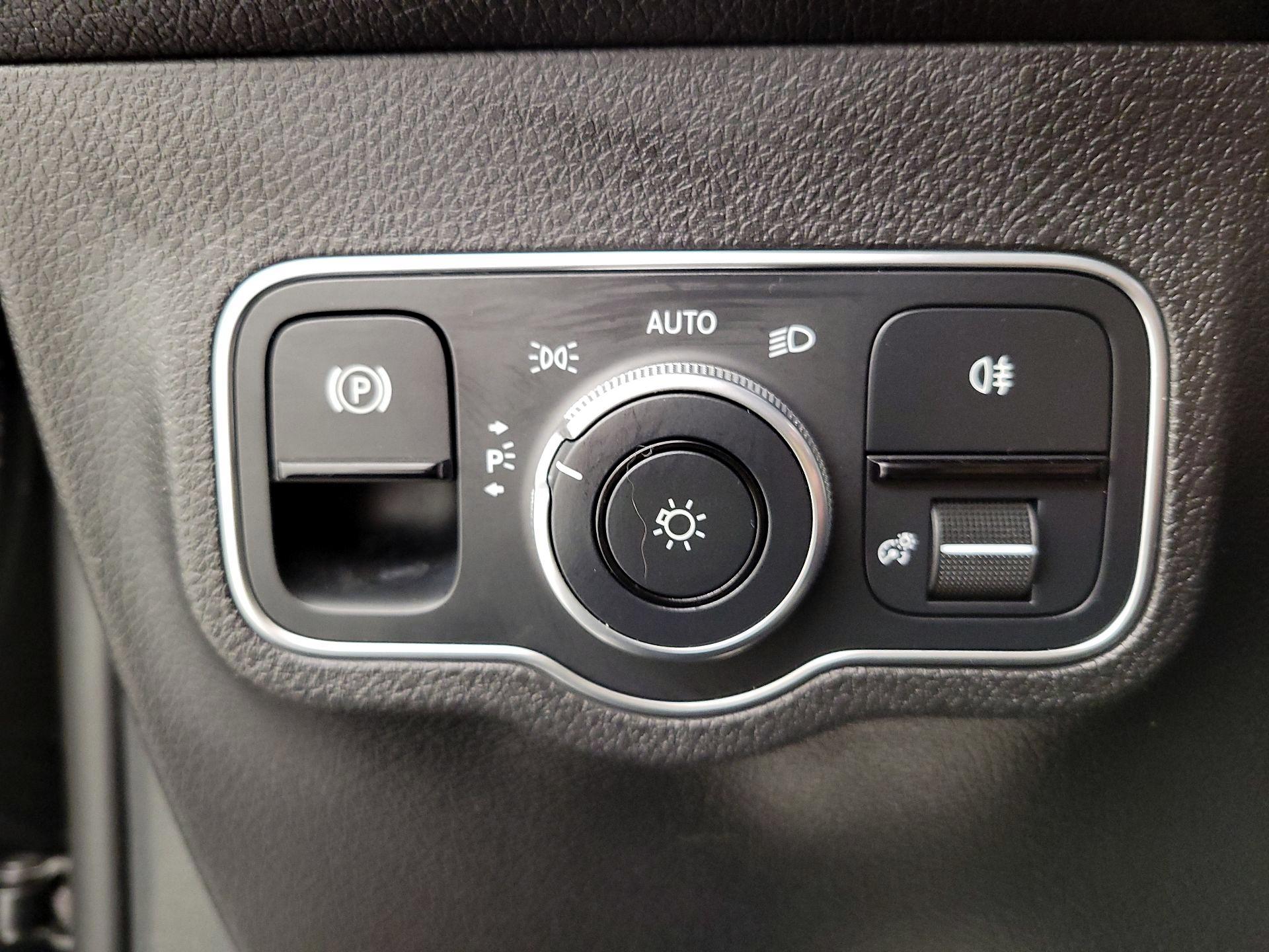 Thumbnail: 2022 Mercedes-Benz GLB - 13