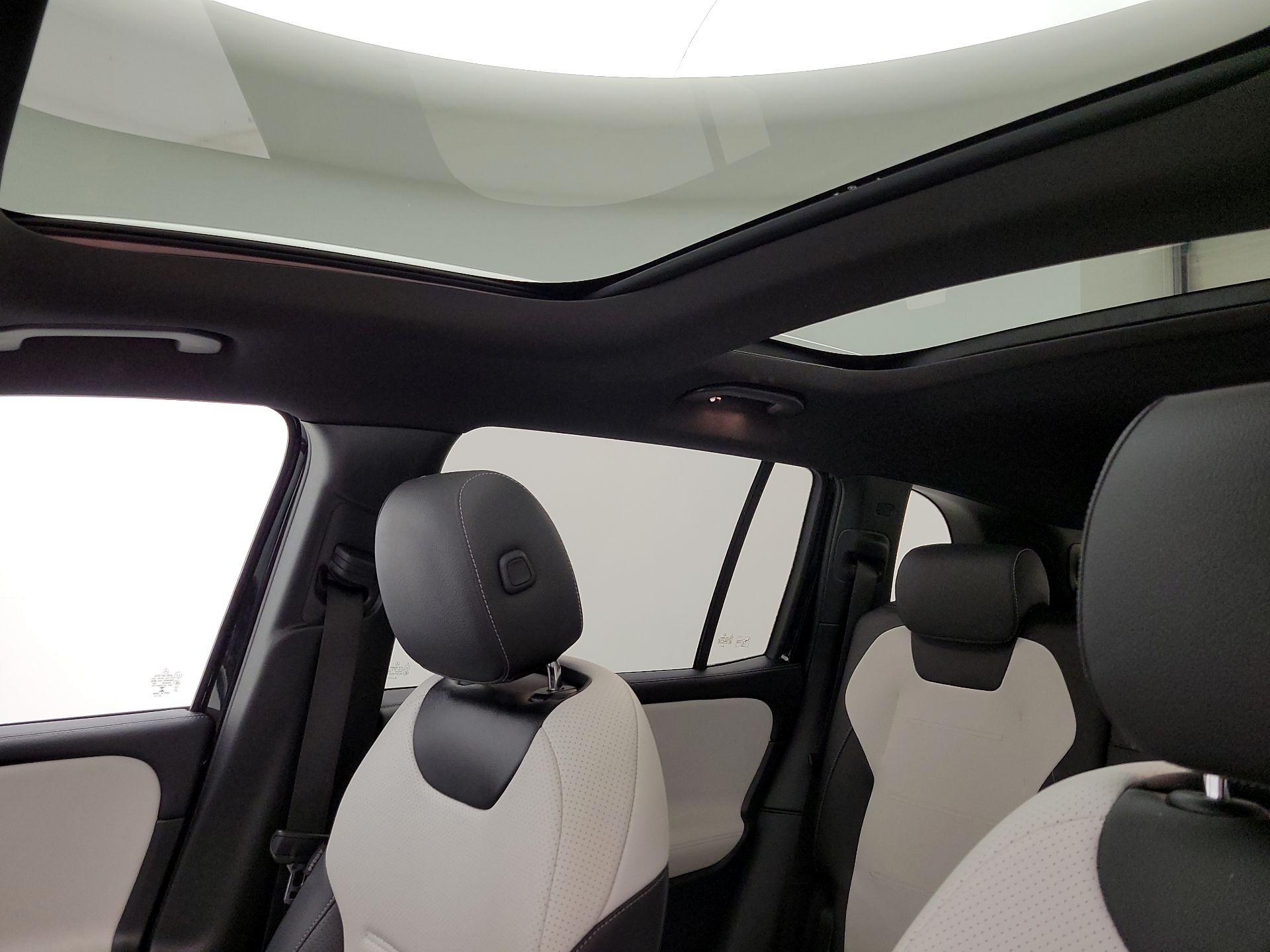 Thumbnail: 2022 Mercedes-Benz GLB - 19