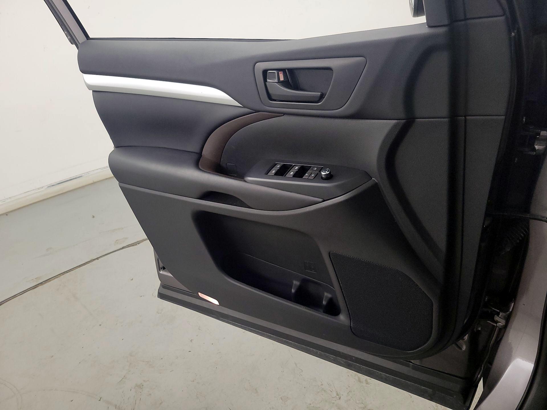 Thumbnail: 2019 Toyota Highlander - 12