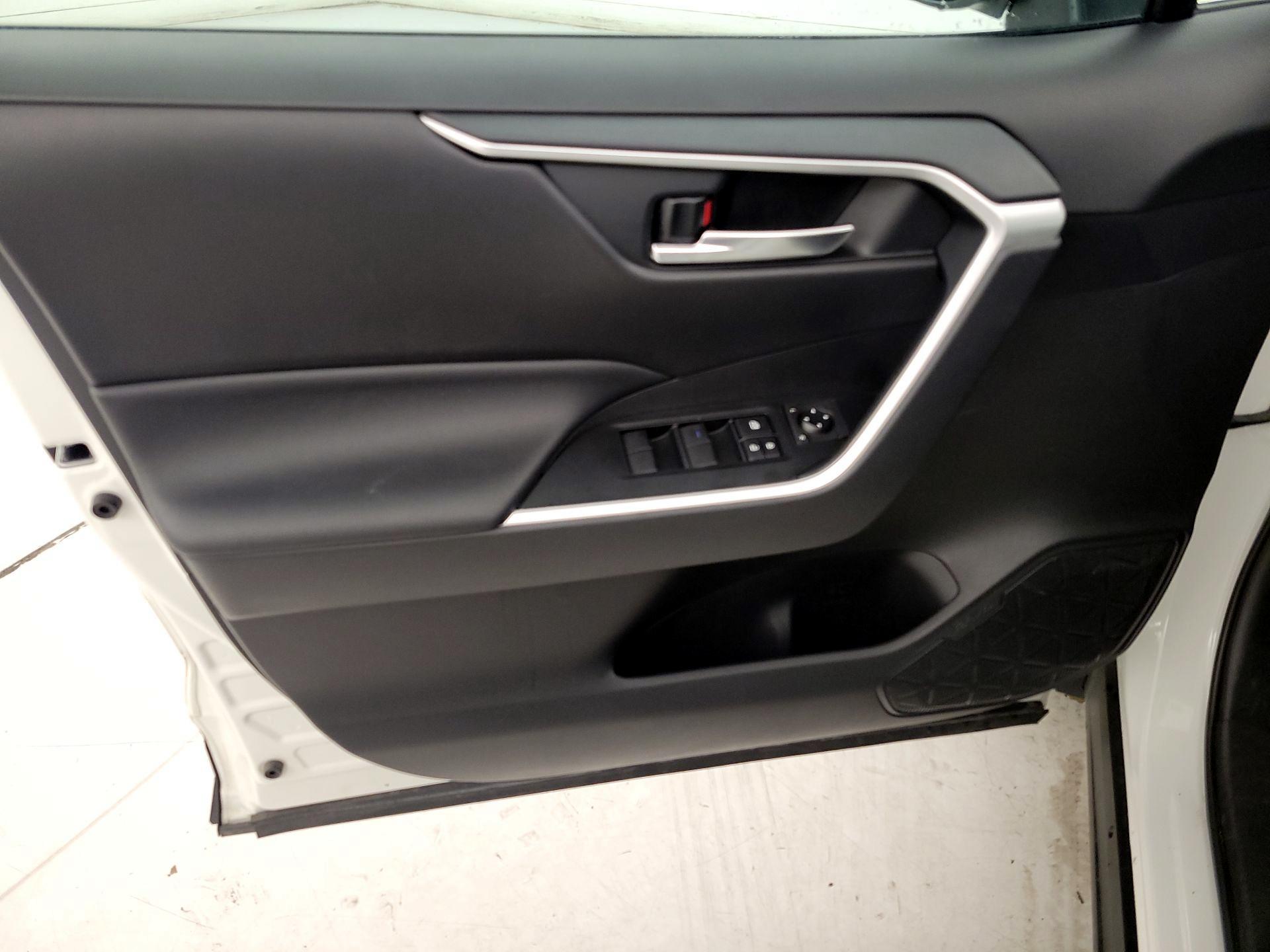 Thumbnail: 2020 Toyota RAV4 - 12