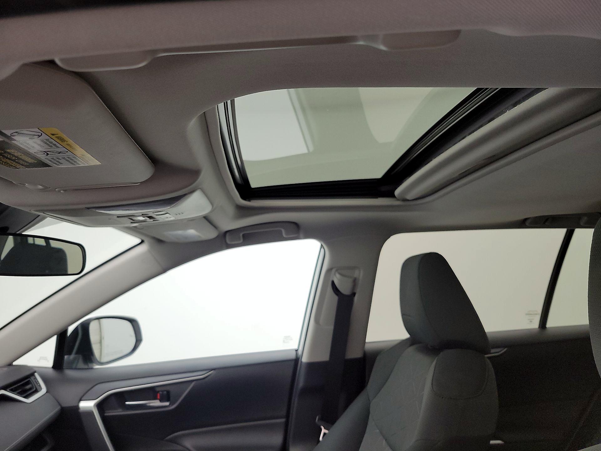 Thumbnail: 2020 Toyota RAV4 - 18