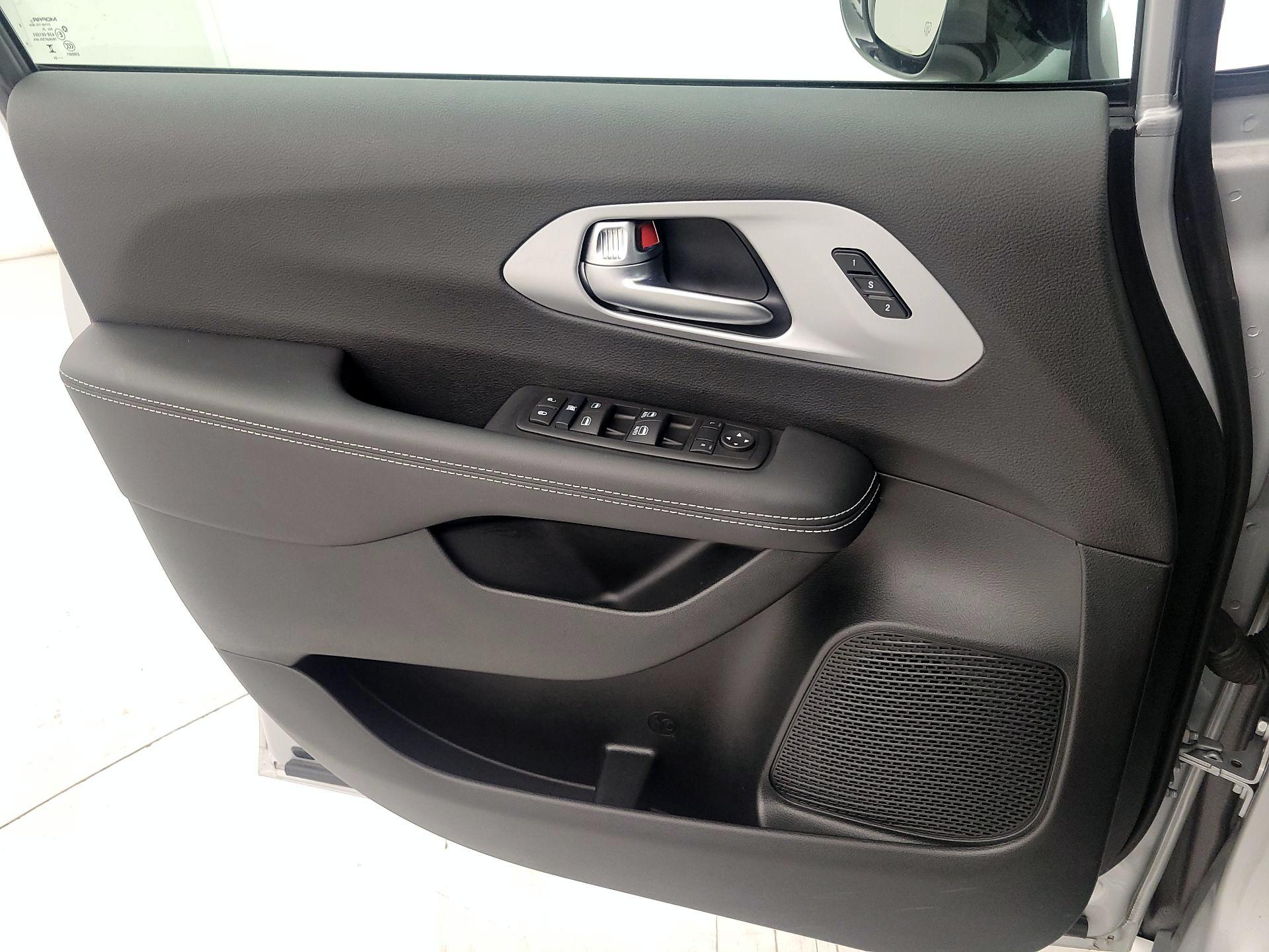 Thumbnail: 2024 Chrysler Pacifica - 12