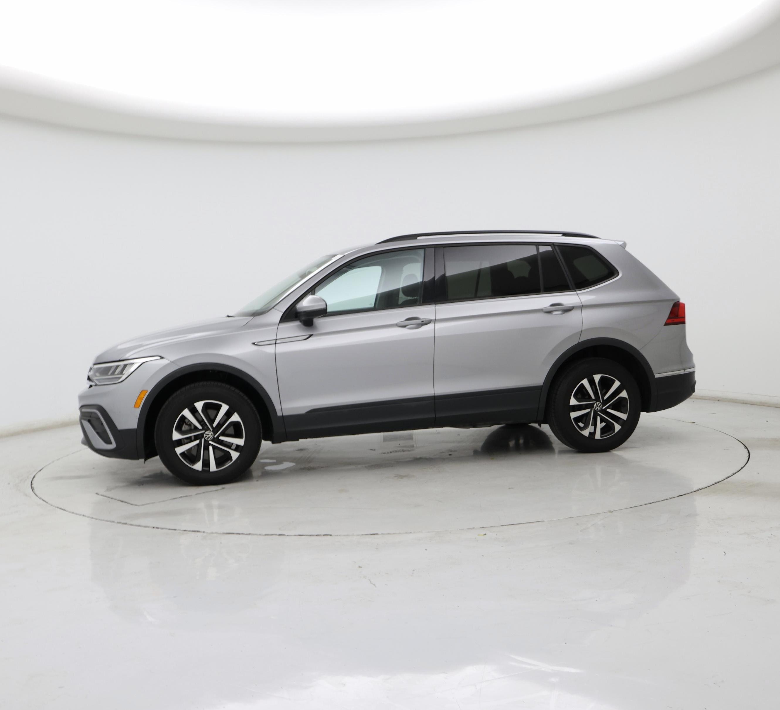 Thumbnail: 2023 Volkswagen Tiguan - 3