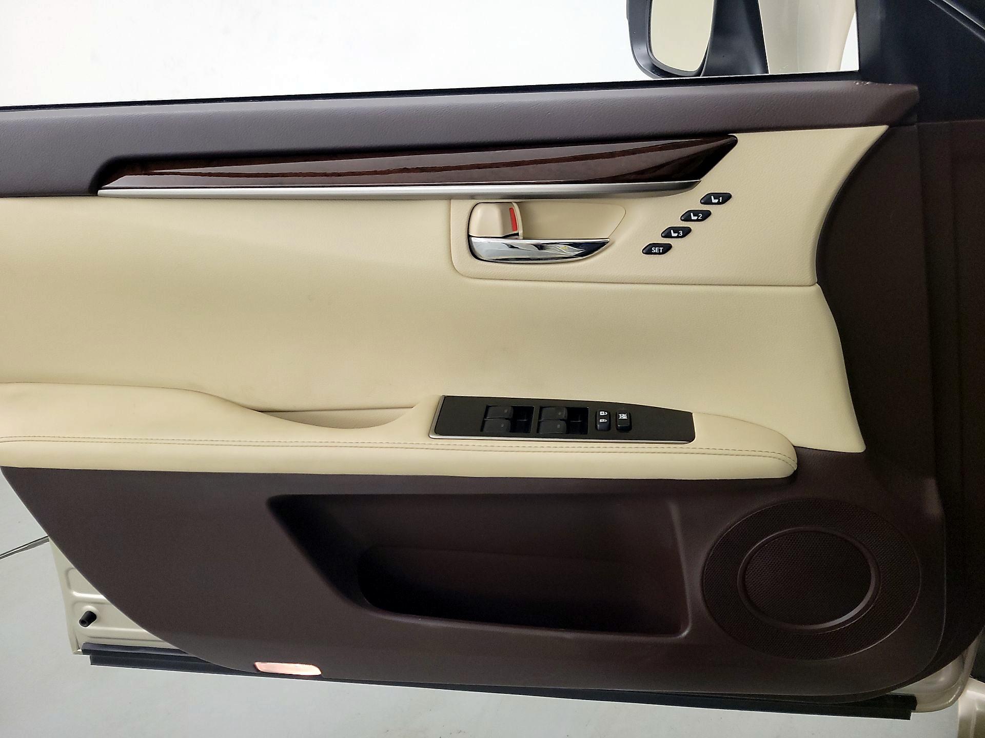 Thumbnail: 2017 Lexus ES - 12