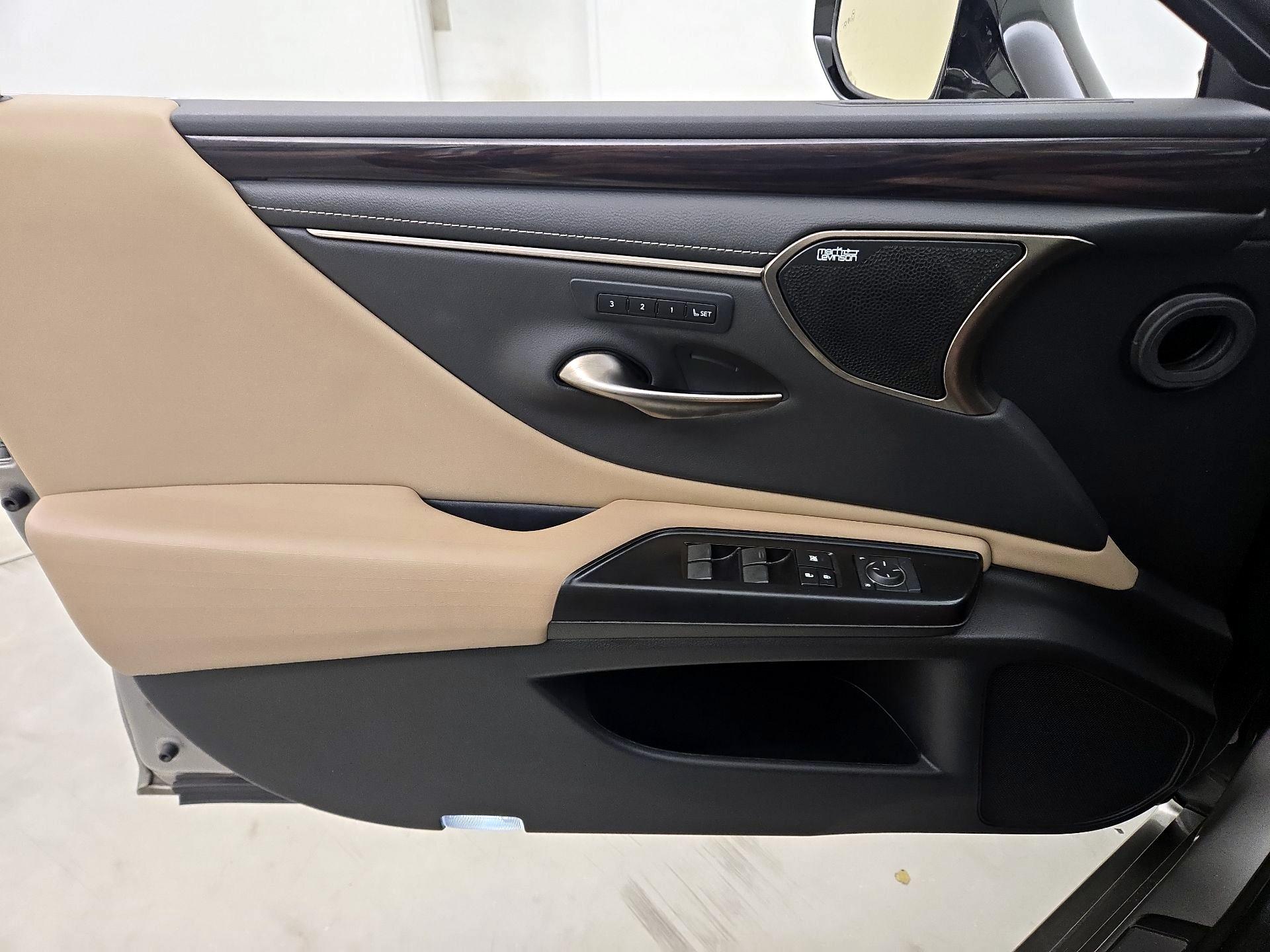 Thumbnail: 2019 Lexus ES - 12