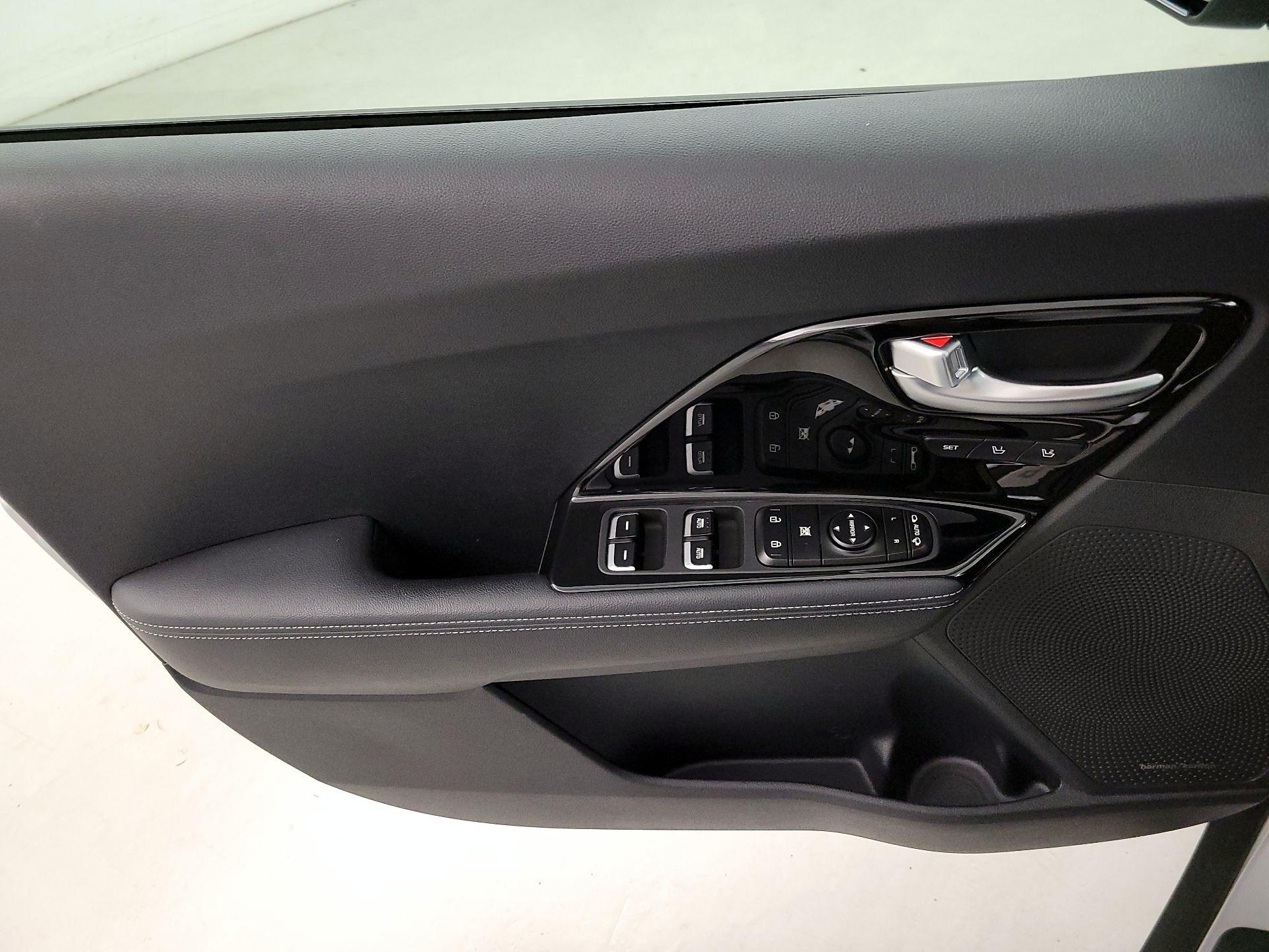 Thumbnail: 2020 Kia Niro - 10