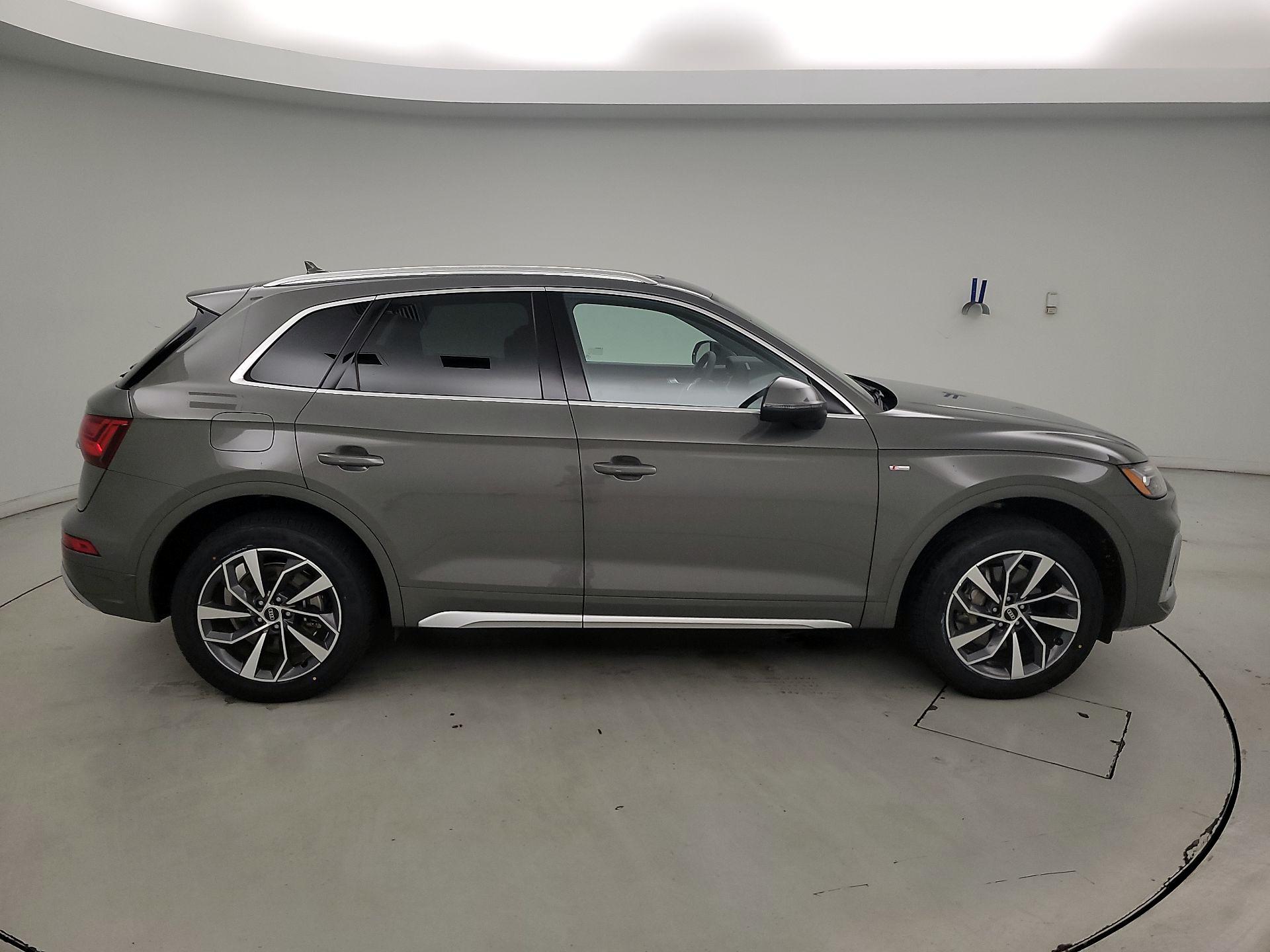 Thumbnail: 2023 Audi Q5 - 4