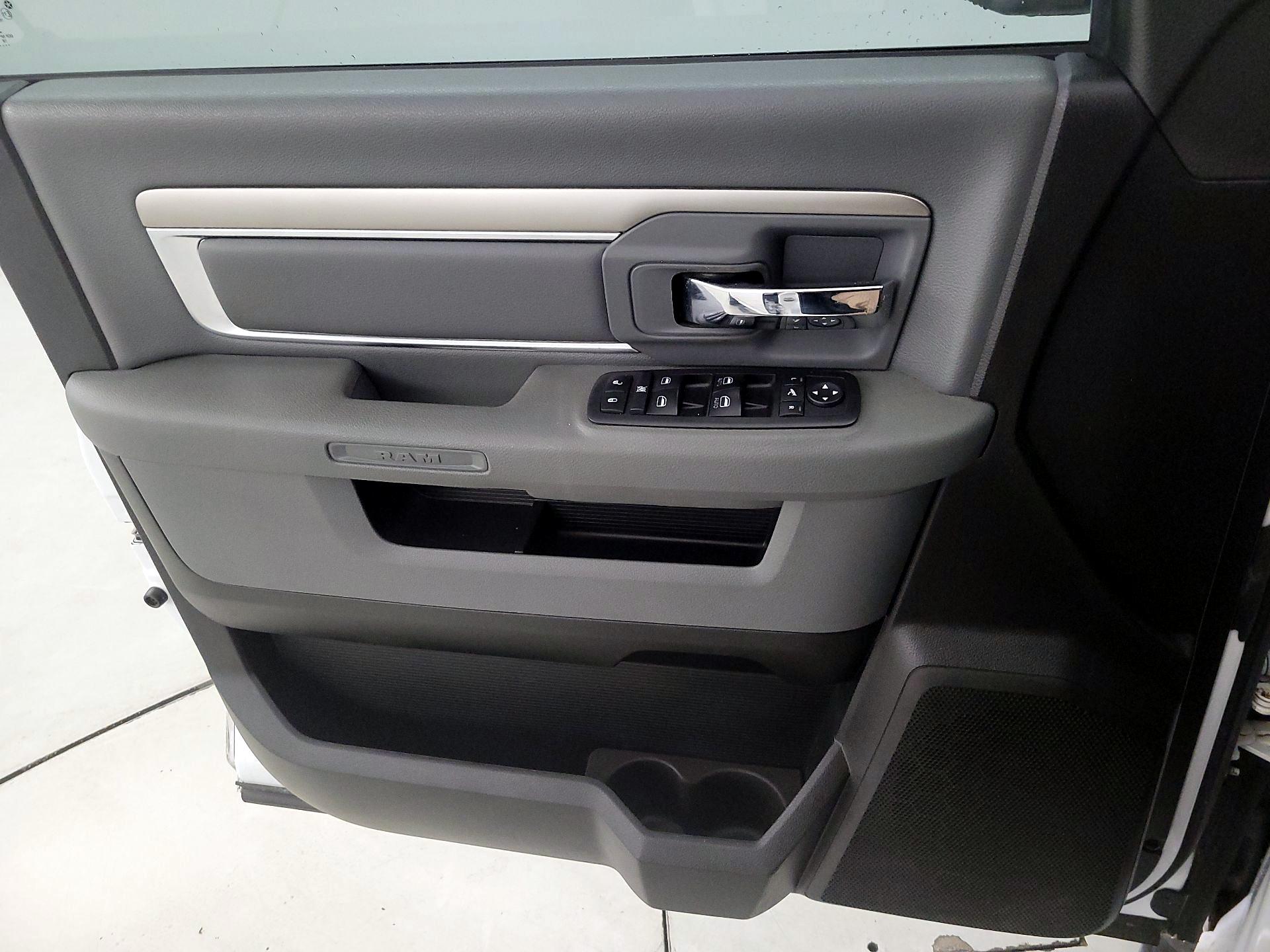 Thumbnail: 2019 RAM 1500 Classic - 10
