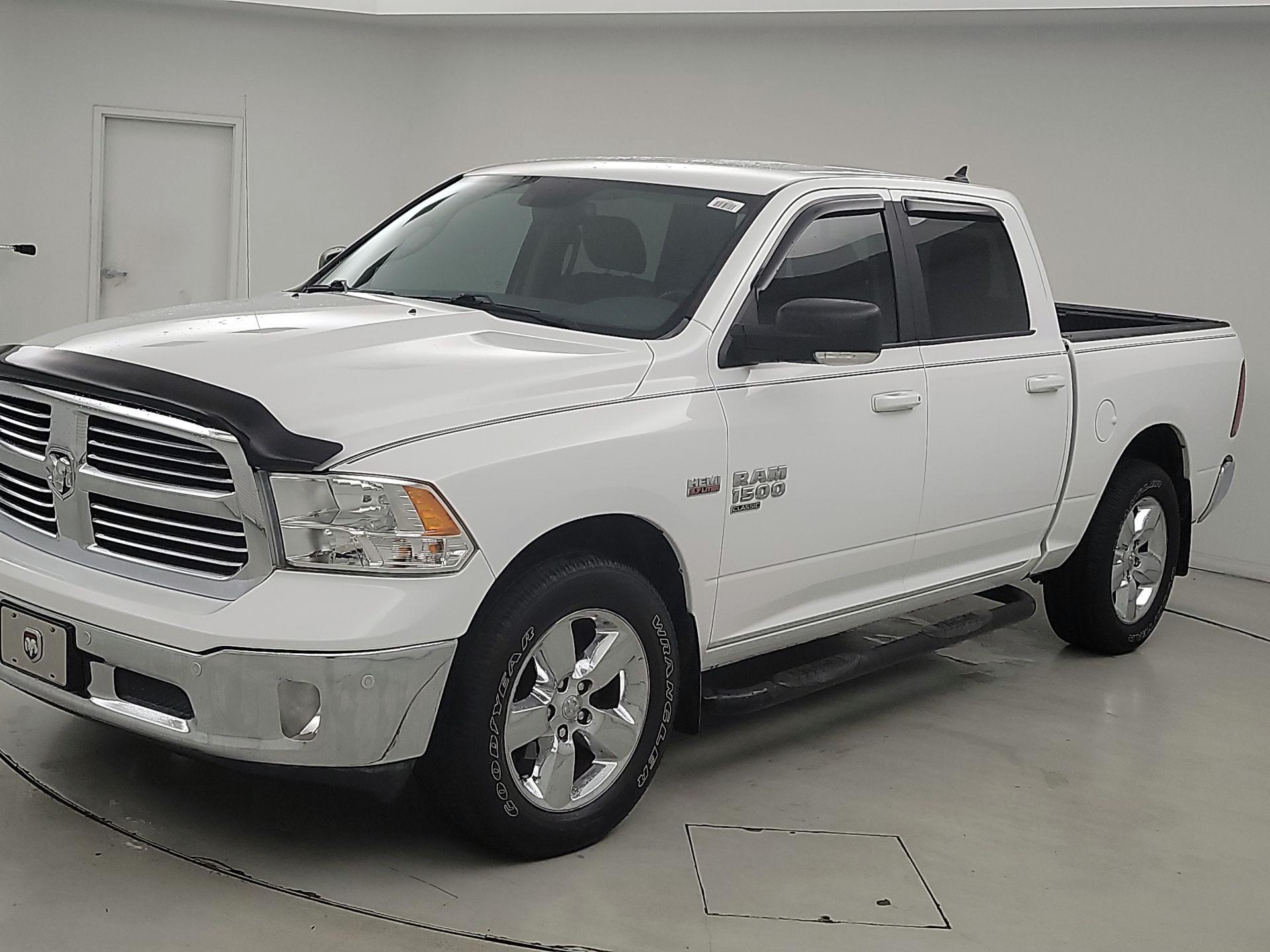 Thumbnail: 2019 RAM 1500 Classic - 3