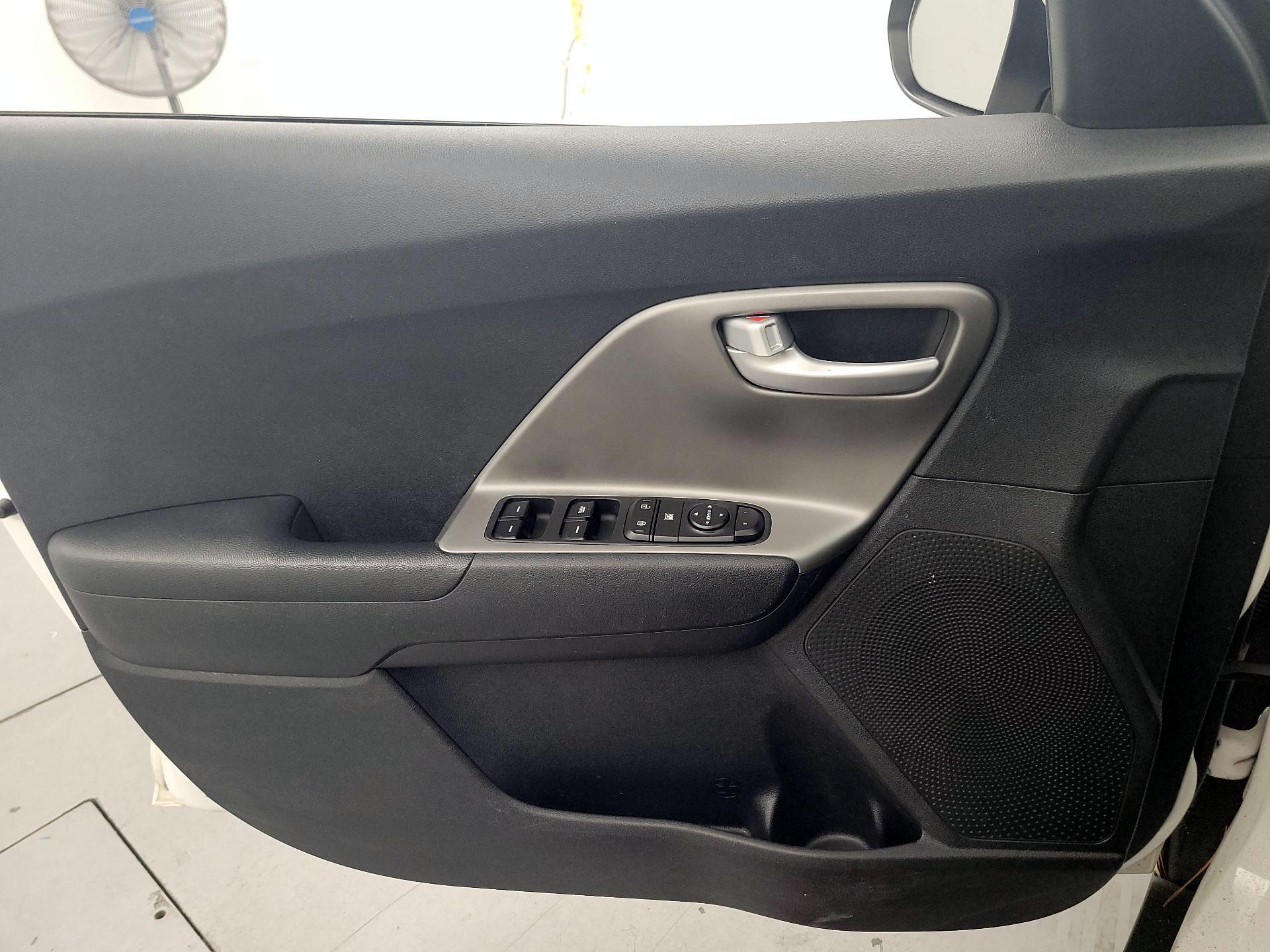 Thumbnail: 2019 Kia Niro - 12