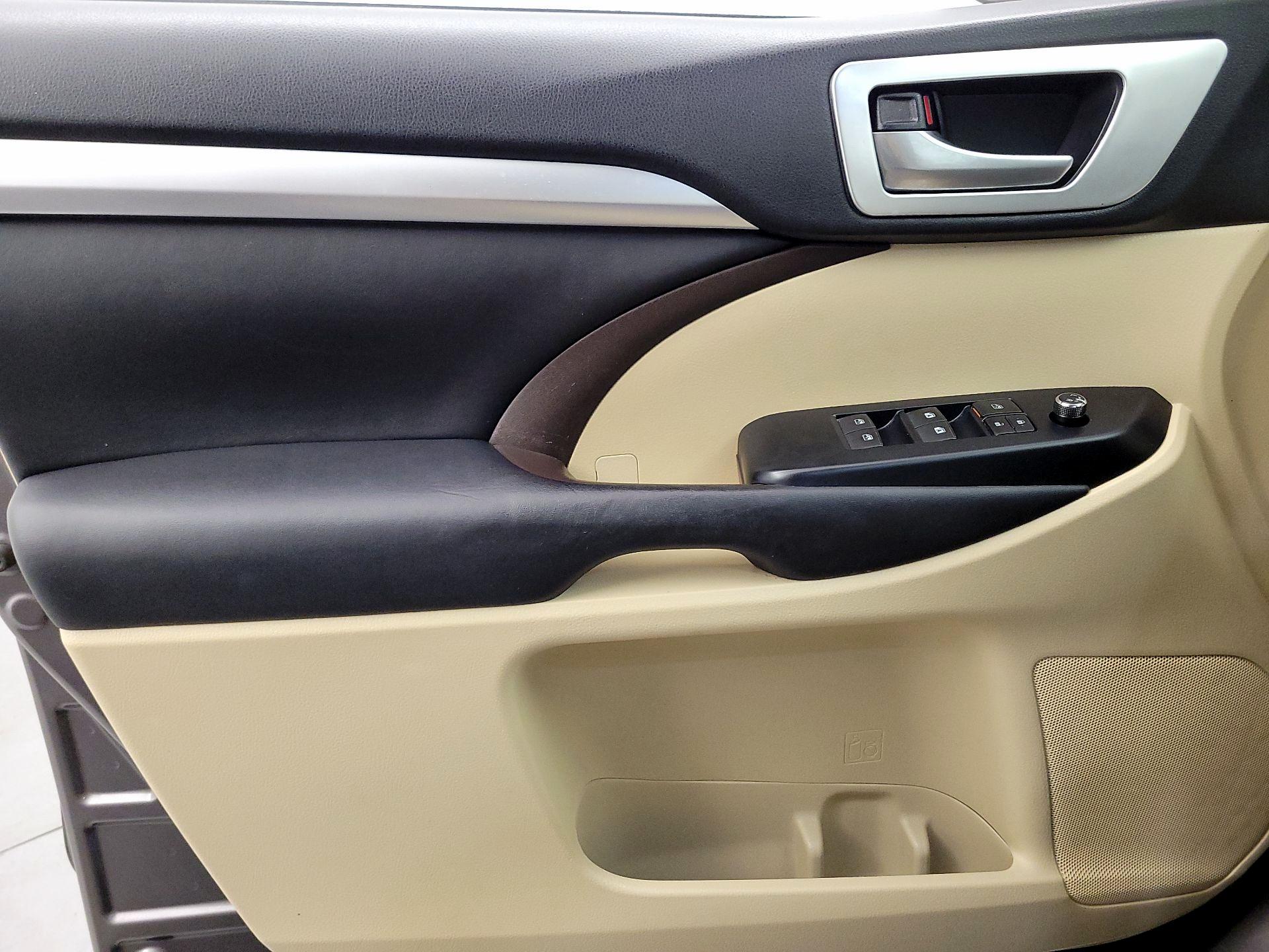 Thumbnail: 2016 Toyota Highlander - 12