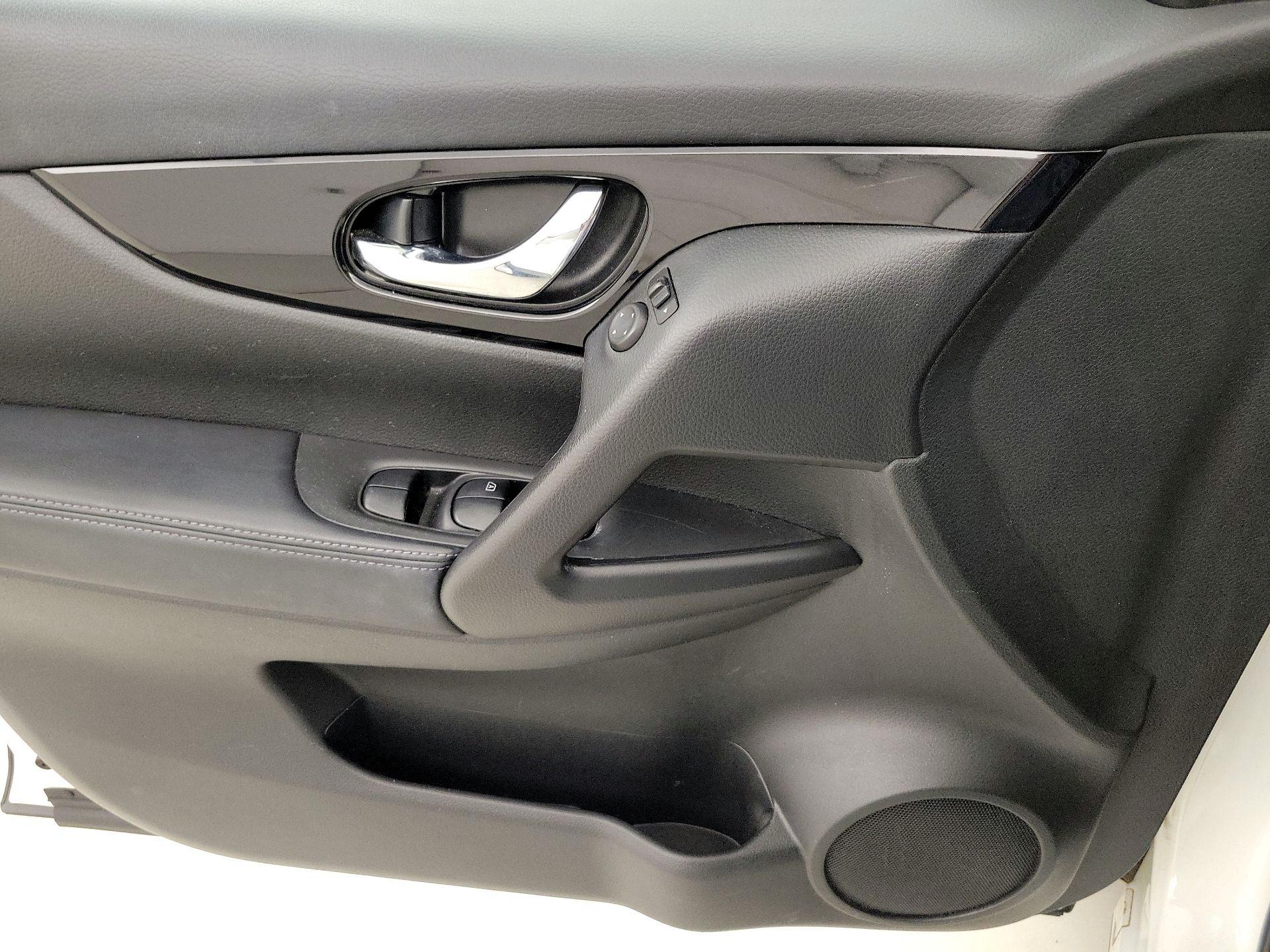 Thumbnail: 2017 Nissan Rogue Sport - 12