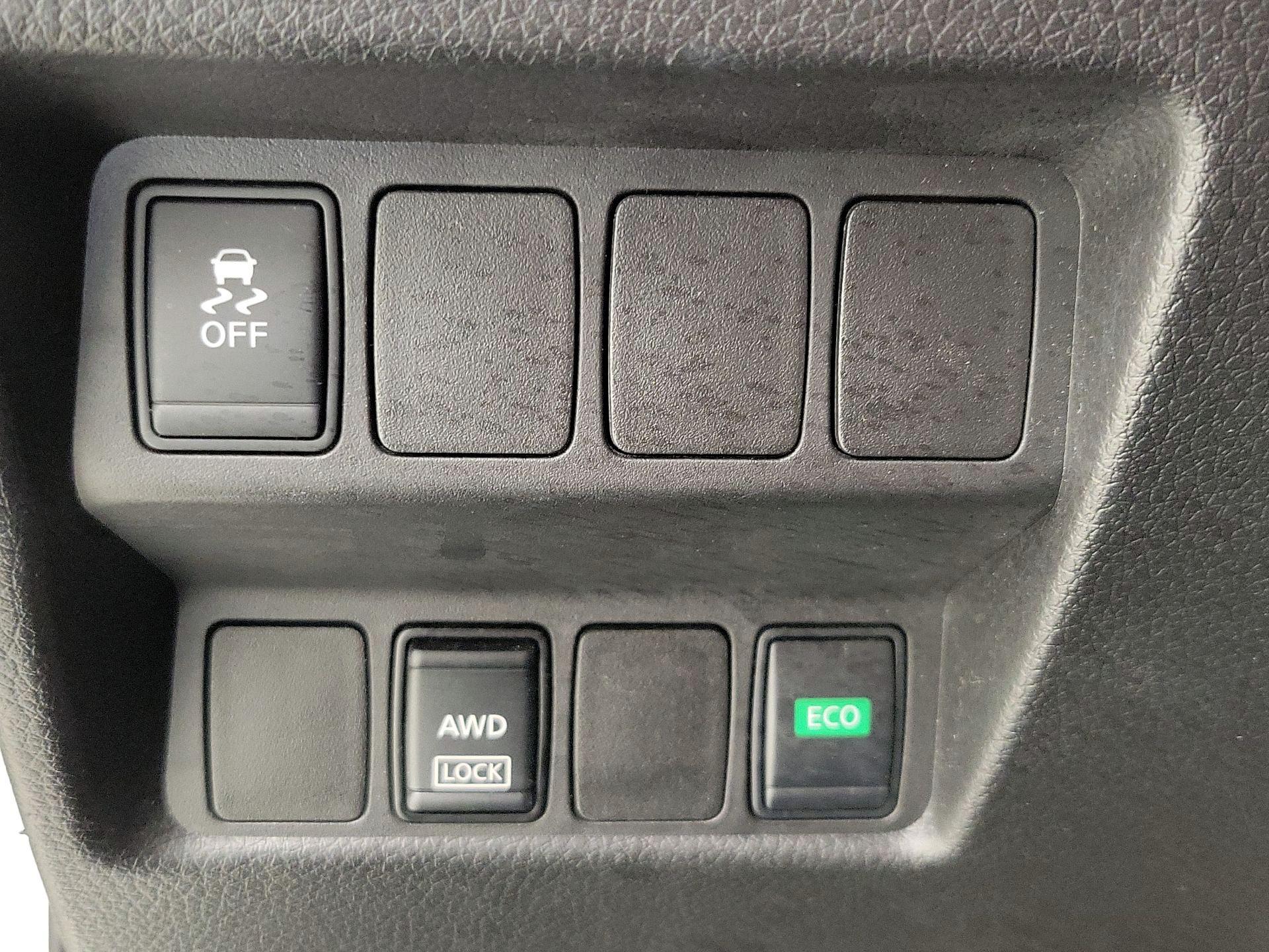 Thumbnail: 2017 Nissan Rogue Sport - 13