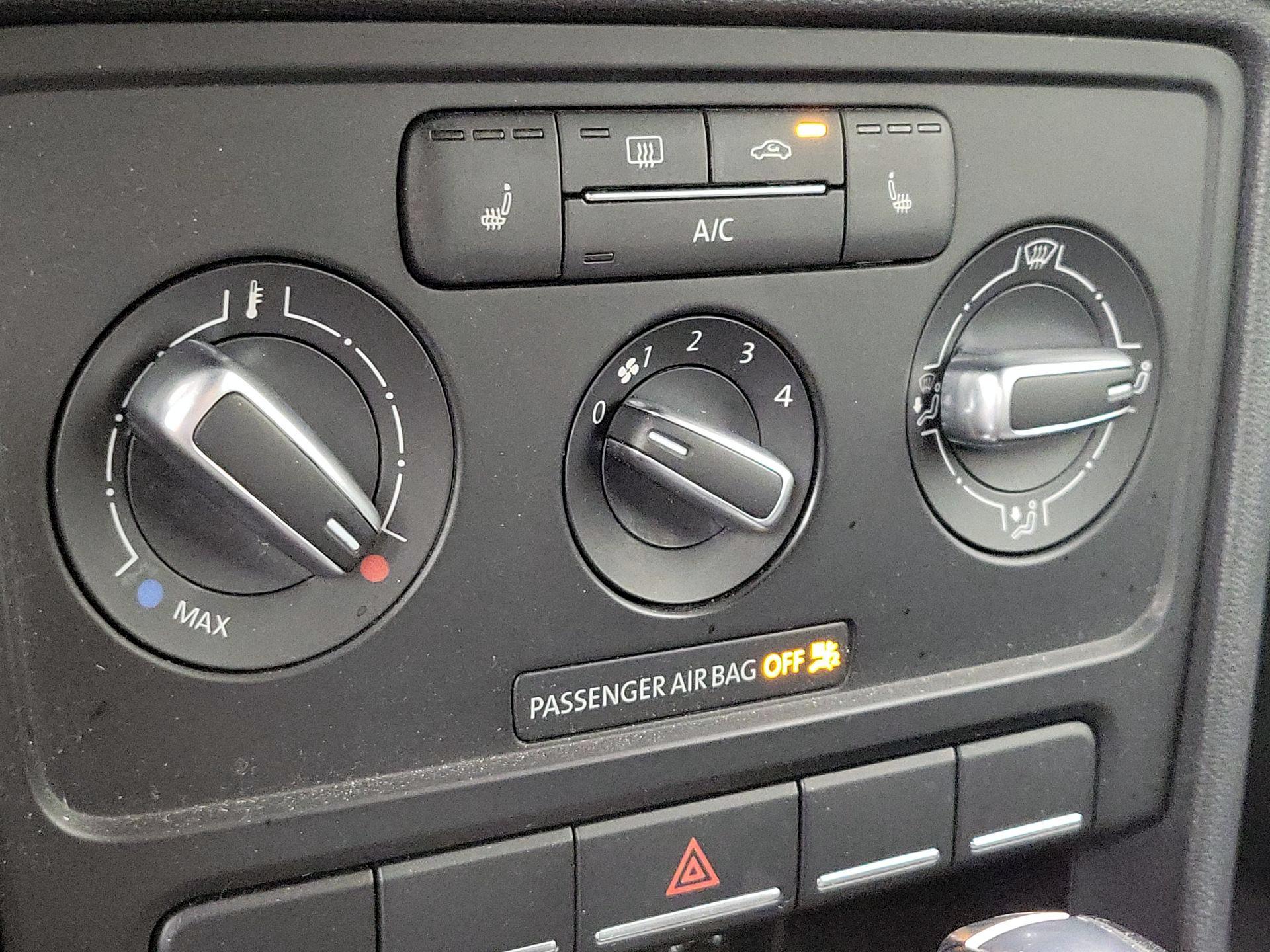 Thumbnail: 2014 Volkswagen Beetle - 15