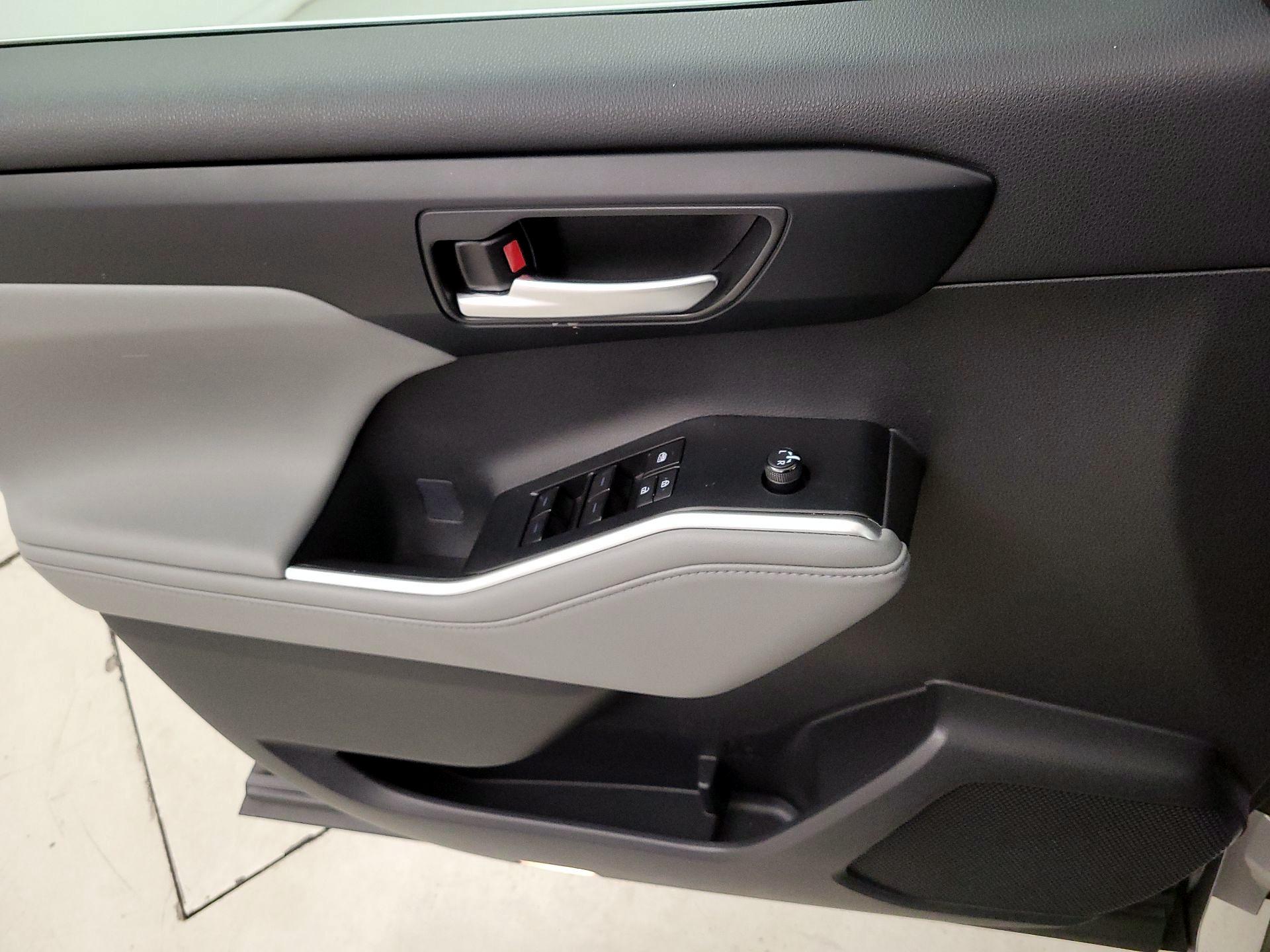 Thumbnail: 2023 Toyota Highlander - 12