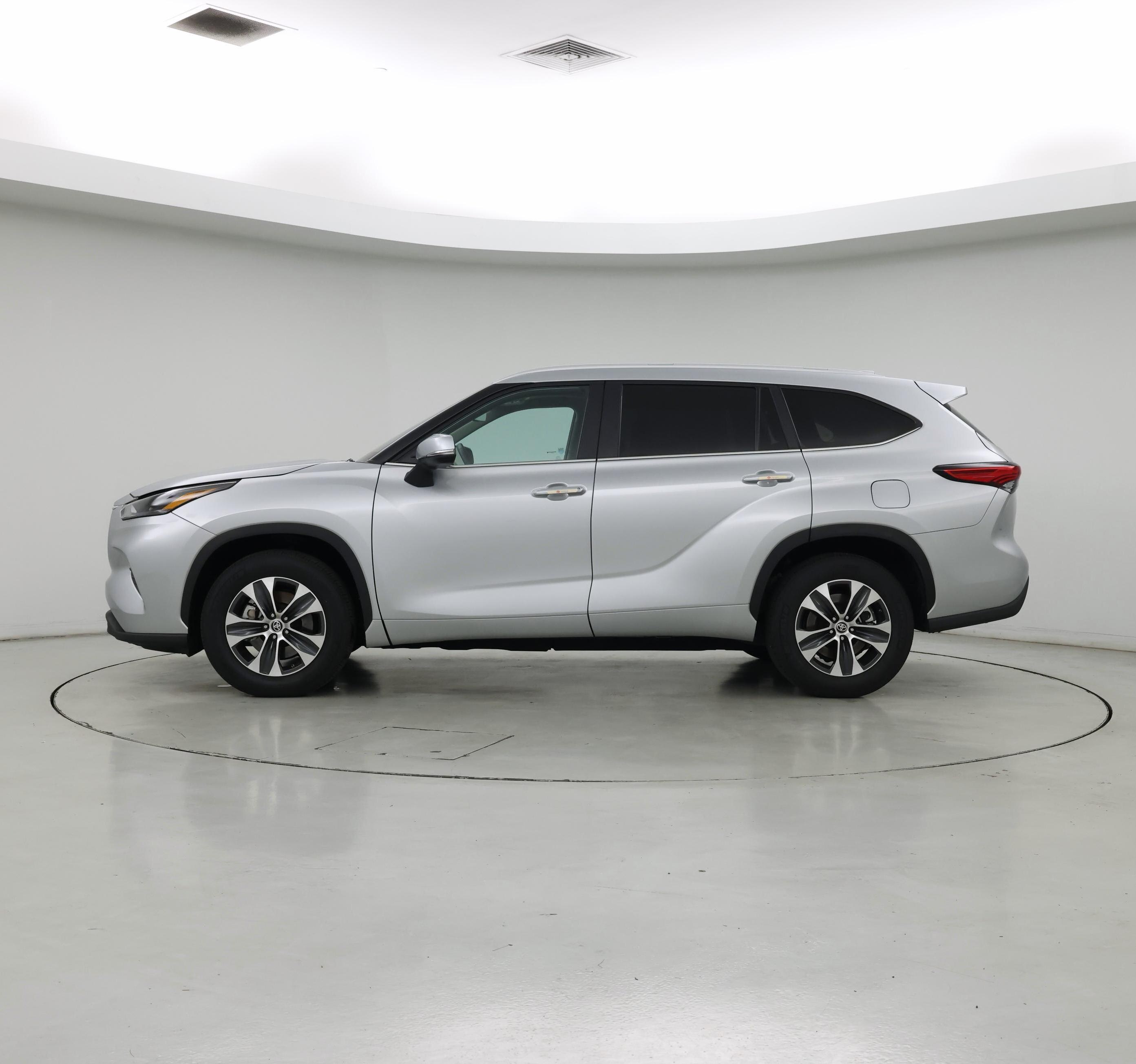 Thumbnail: 2023 Toyota Highlander - 3