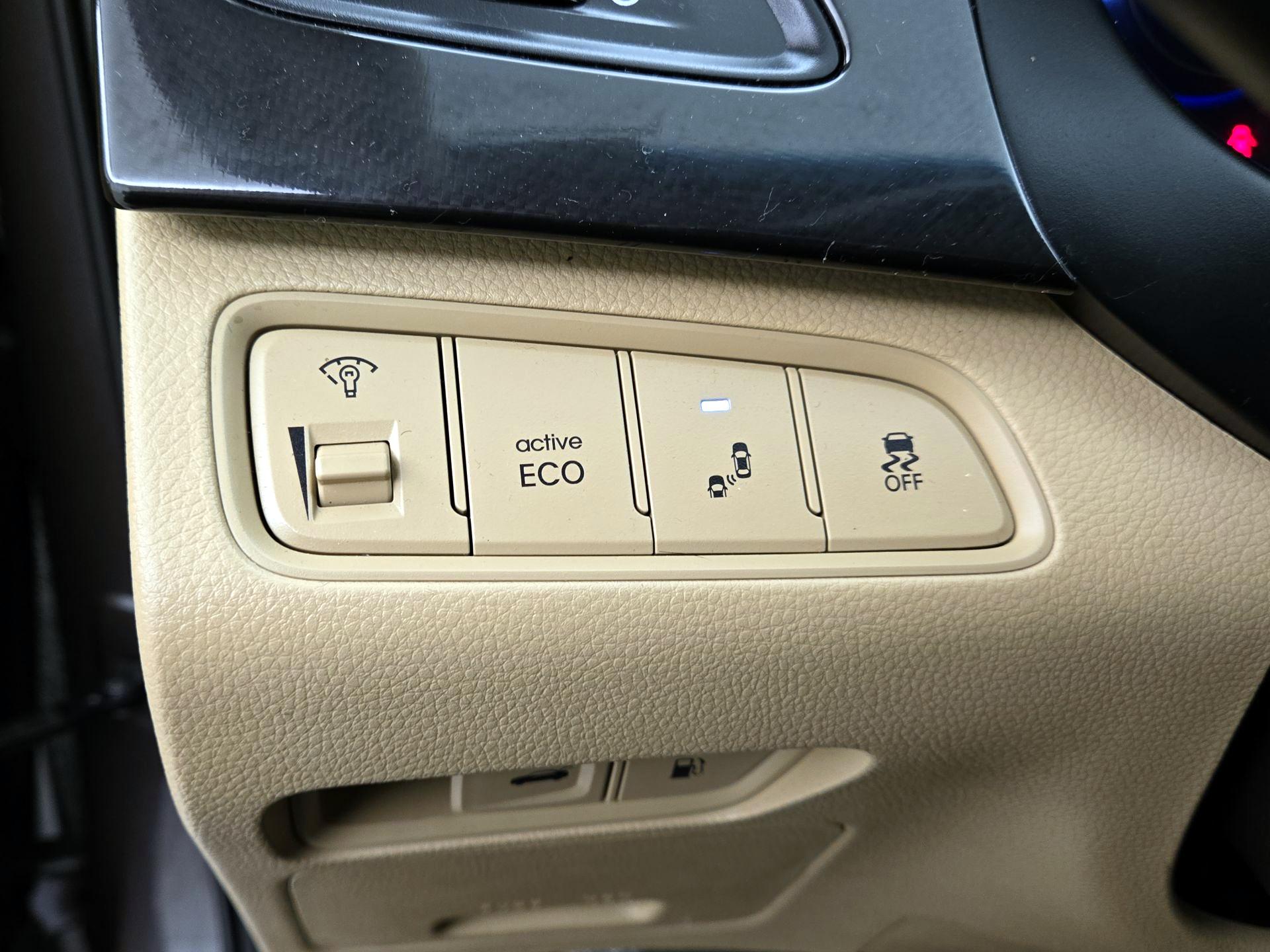 Thumbnail: 2016 Hyundai Azera - 13