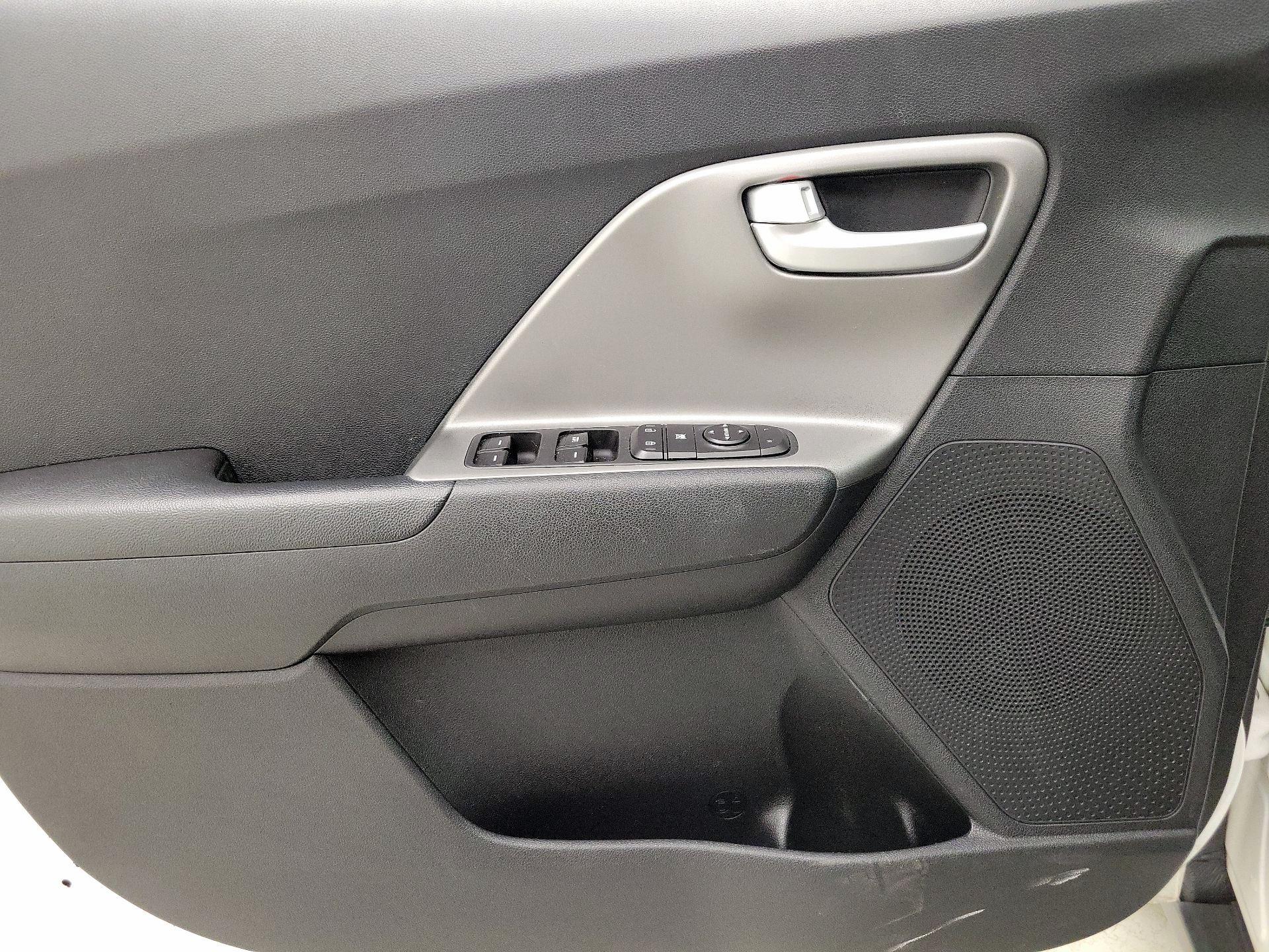 Thumbnail: 2017 Kia Niro - 12