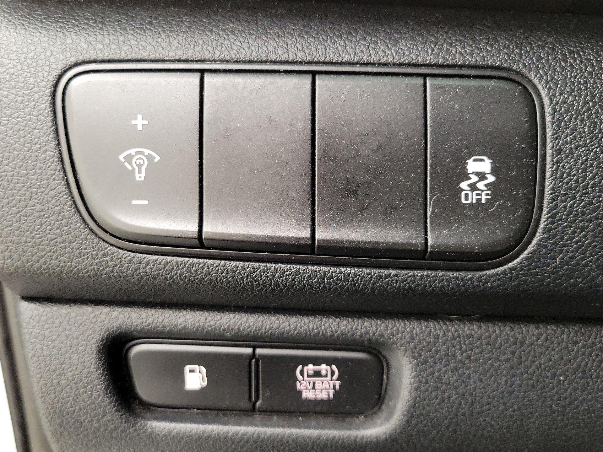 Thumbnail: 2017 Kia Niro - 13