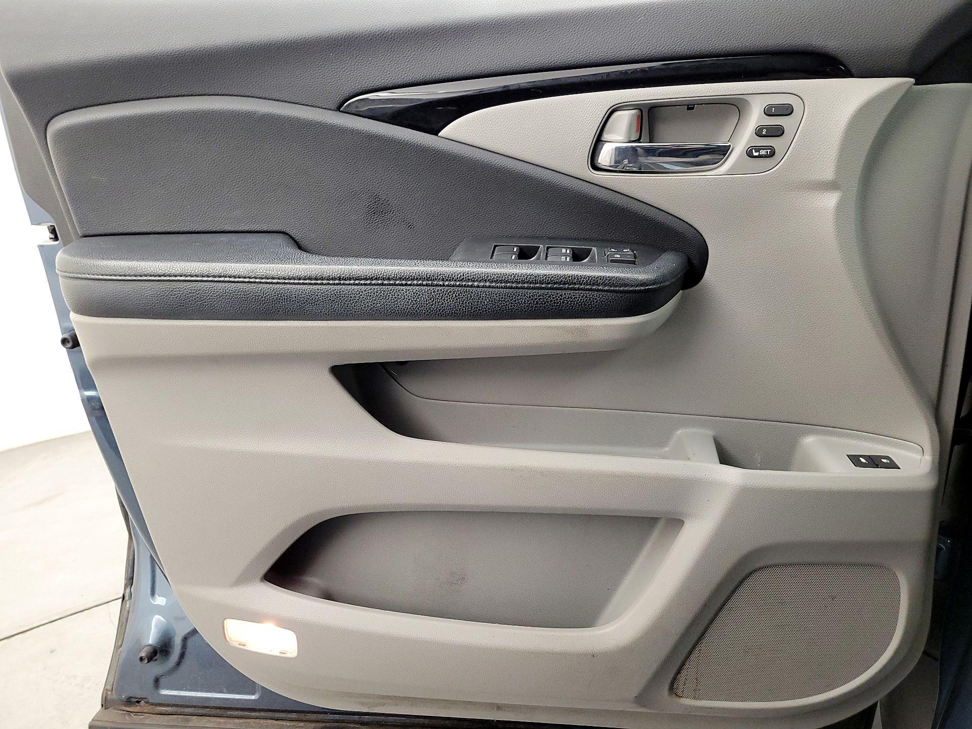 Thumbnail: 2017 Honda Pilot - 12